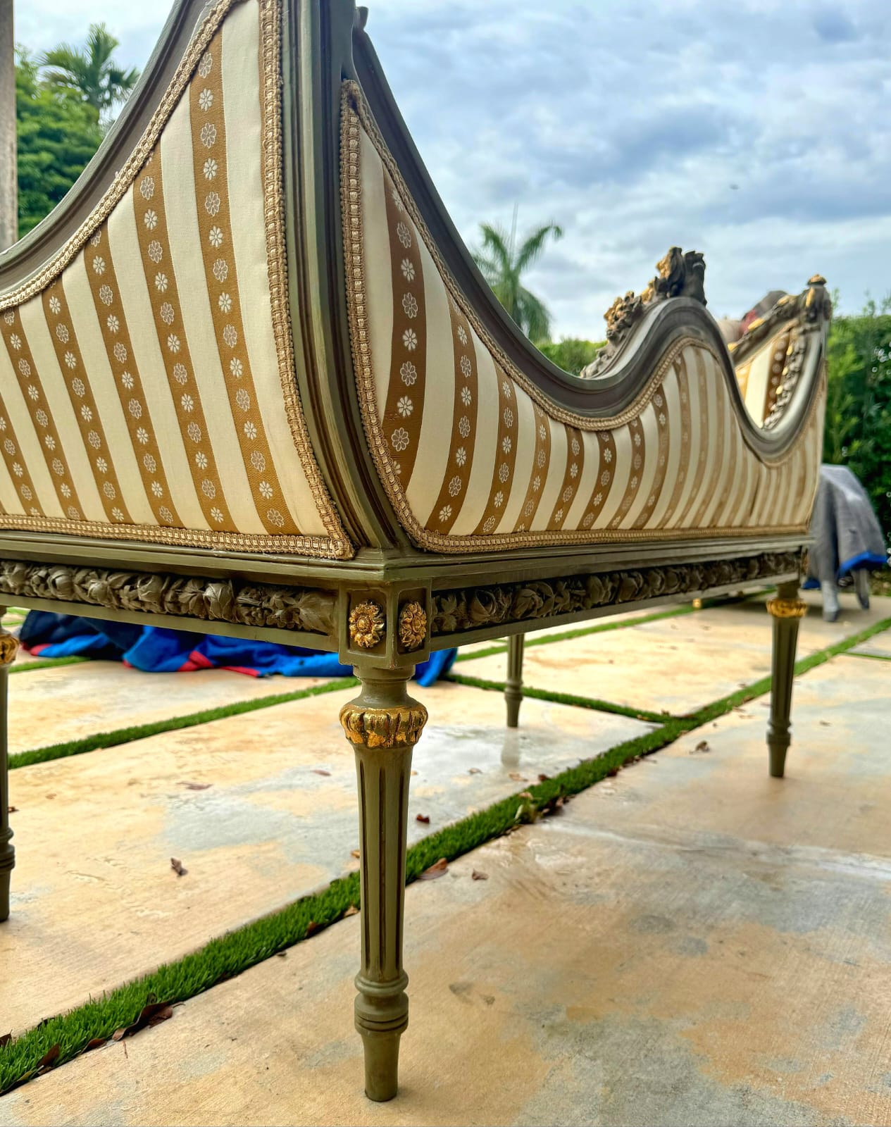 Antique French Style Golden Settee – Damask Upholstery with Gold Leaf Details