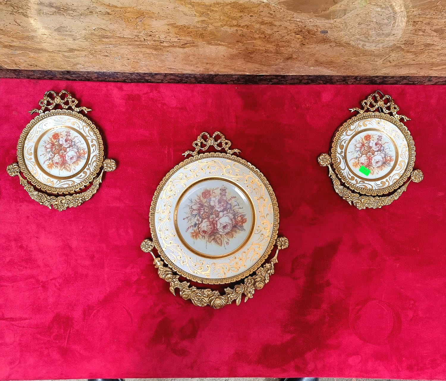 Ornate Gold-Framed Rose Wall Décor – Set of 3 Baroque Ceramic Medallions in White & Gold