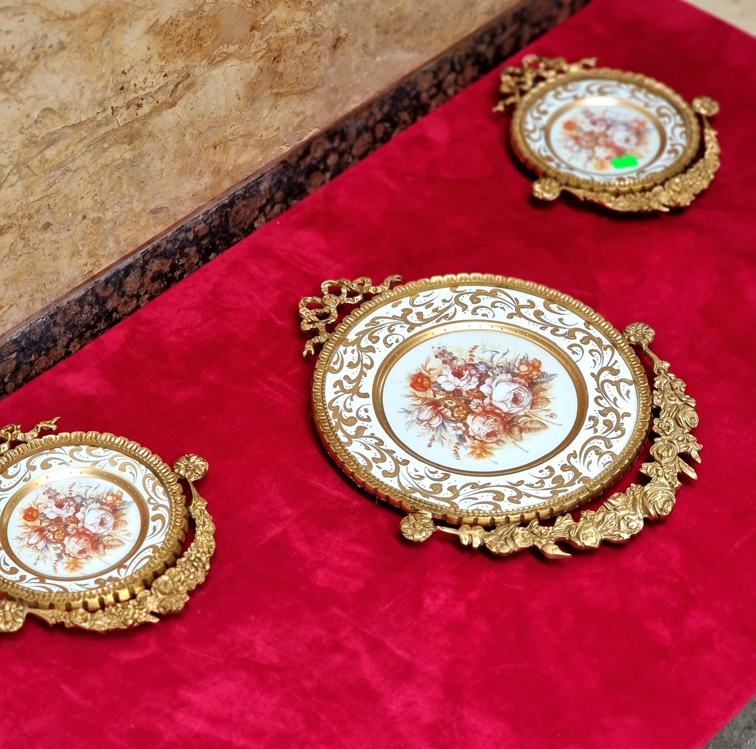 Ornate Gold-Framed Rose Wall Décor – Set of 3 Baroque Ceramic Medallions in White & Gold