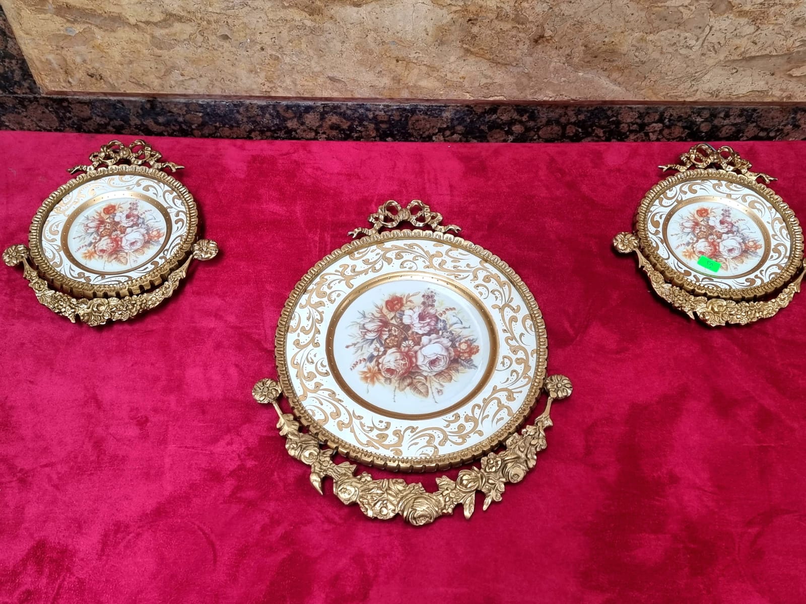 Ornate Gold-Framed Rose Wall Décor – Set of 3 Baroque Ceramic Medallions in White & Gold