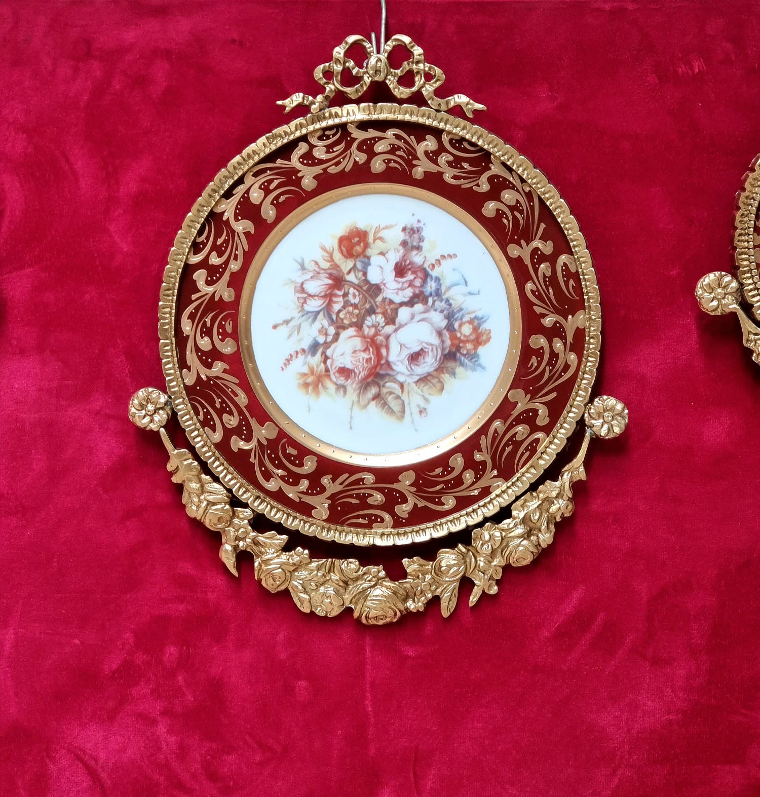 Ornate Gold-Framed Rose Wall Décor – Set of 3 Baroque Ceramic Medallions in Crimson Red