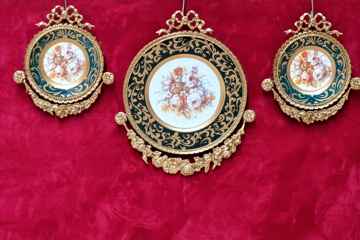 Ornate Gold-Framed Botanical Wall Décor – Set of 3 Baroque Ceramic Medallions in Bottle Green