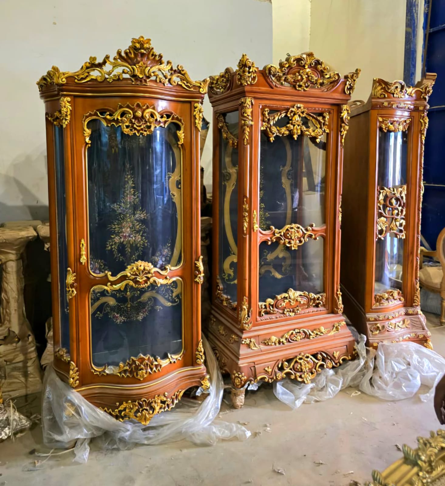 French Louis XV Curved Display Cabinet with Hand-Painted Interior, Gold Leaf & Carved Wood Frame