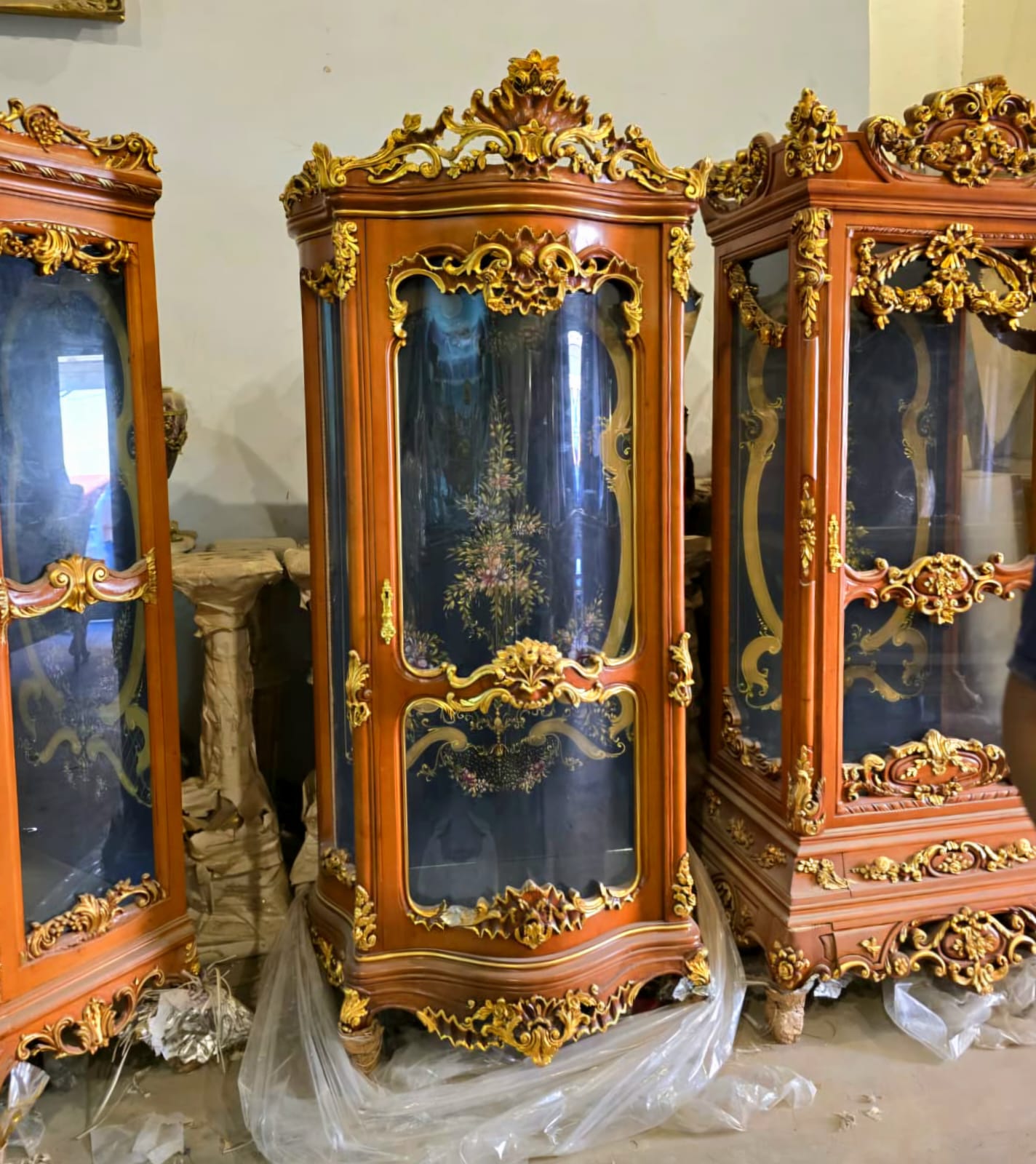 French Louis XV Curved Display Cabinet with Hand-Painted Interior, Gold Leaf & Carved Wood Frame