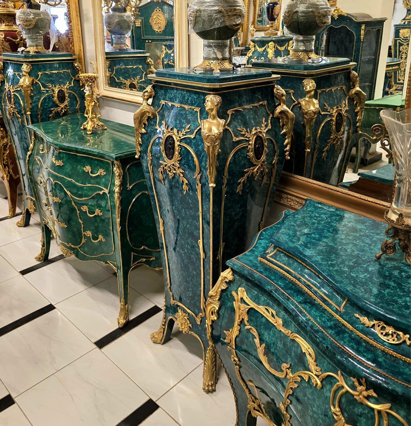 French Louis XV Emerald Green Pedestal with Gilded Bronze Mounts & Hand-Applied Gold Leaf