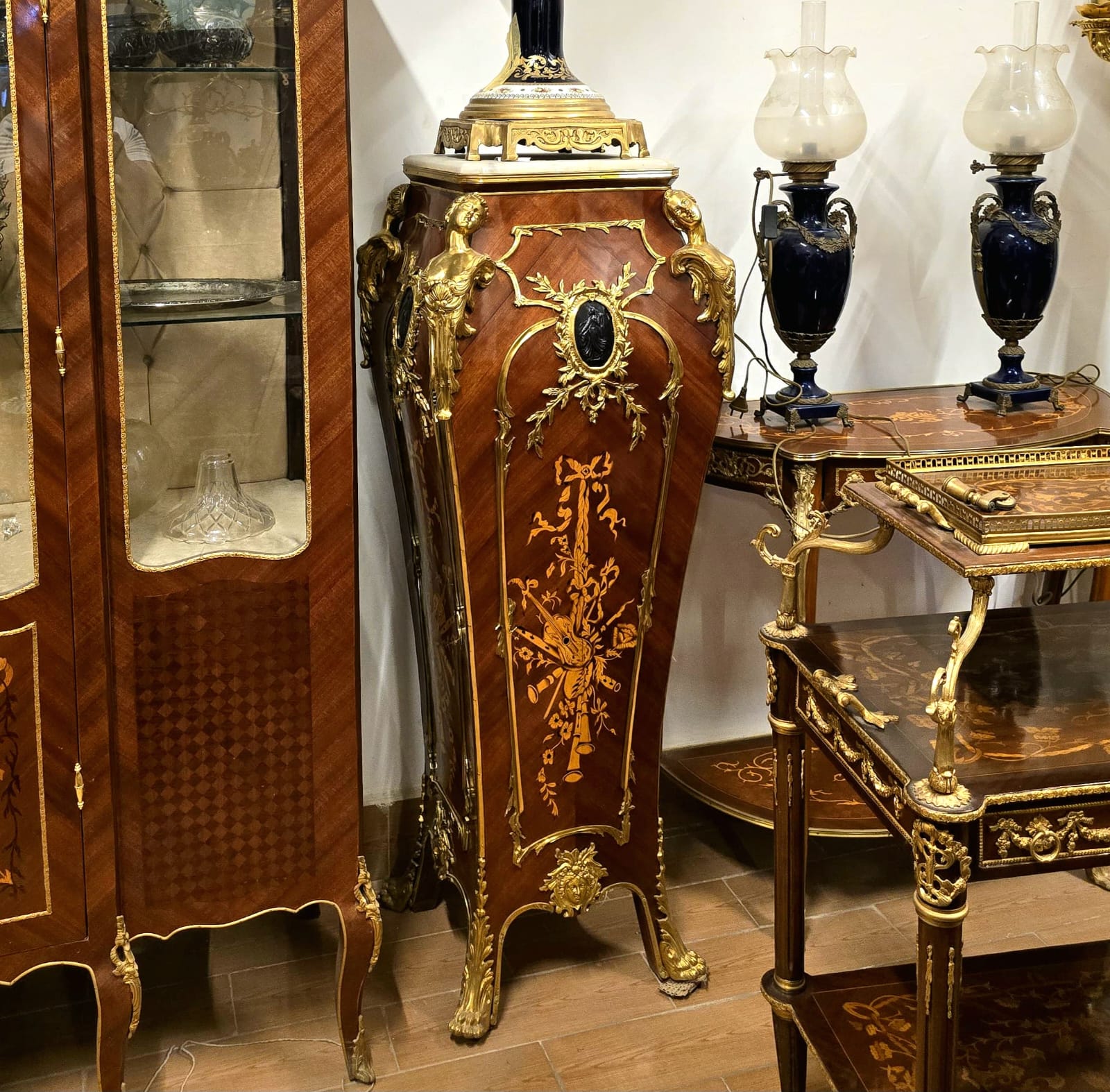 Elegant Louis XV Giltwood Stand – Intricate Carving, Gilded Bronze & Gold Leaf