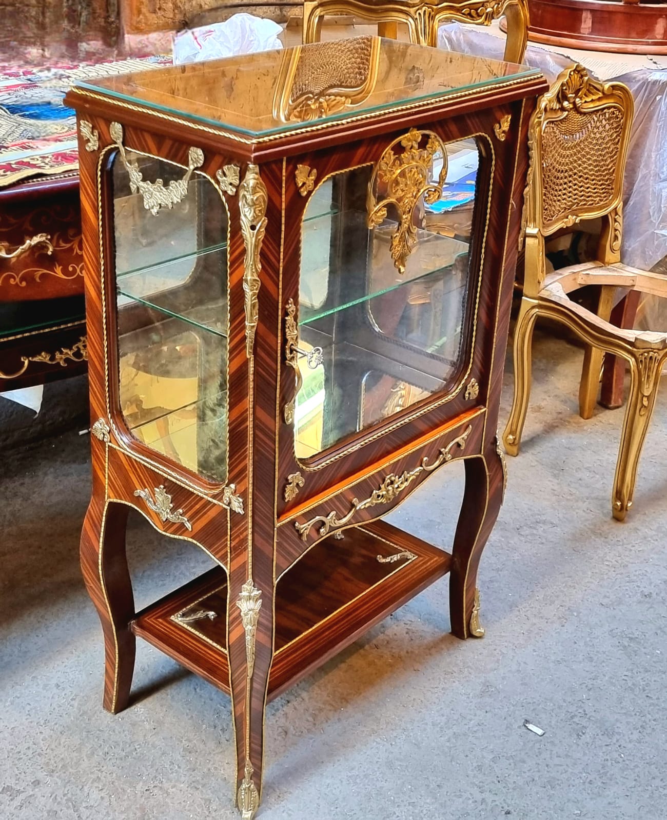 French Louis XV Petite Display Cabinet – Mirrored Interior with Gold Leaf Details & Glass Top