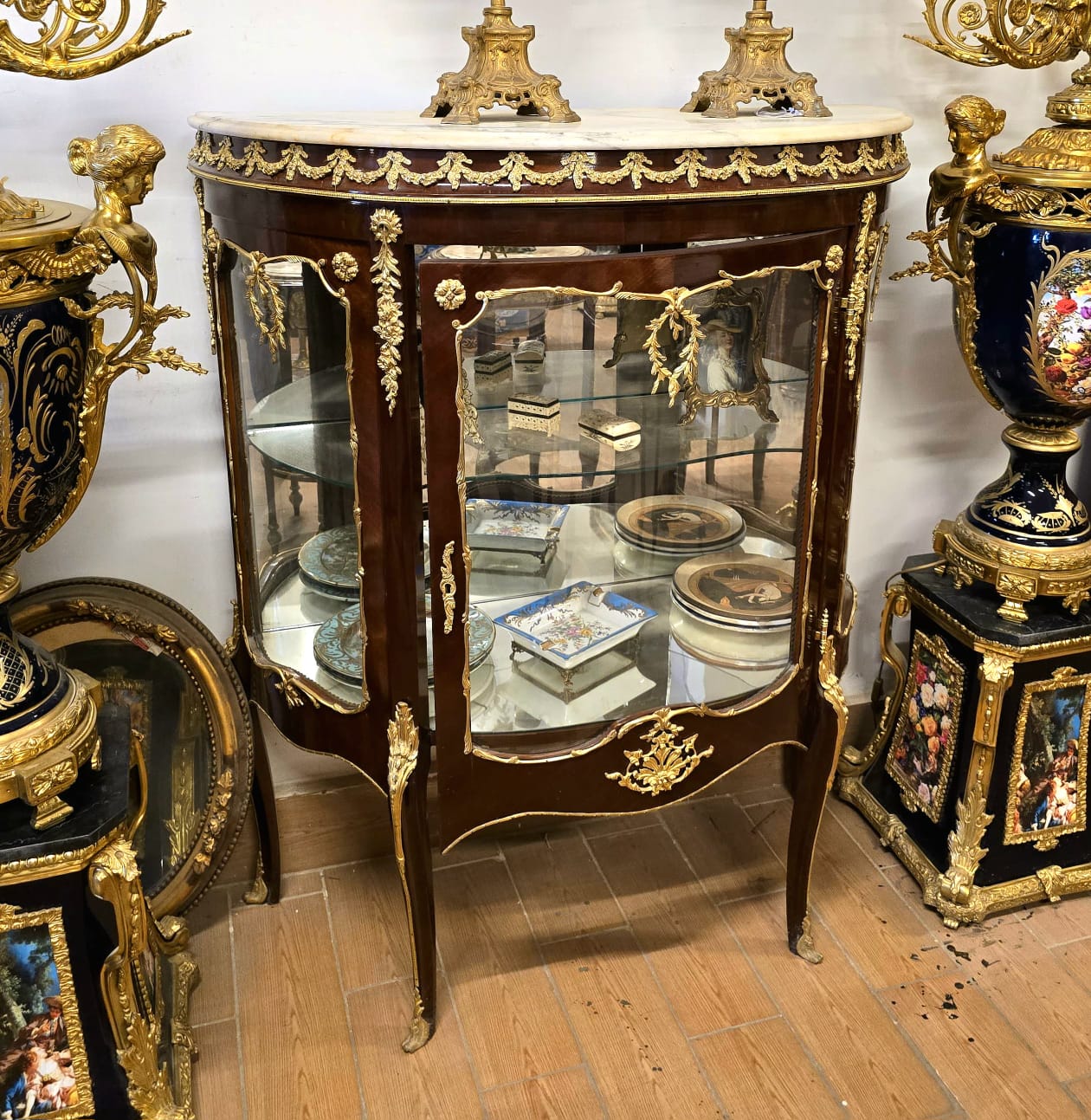 French Louis XV Display Cabinet with Marble Top – Solid Wood Vitrine with Gold Leaf Details