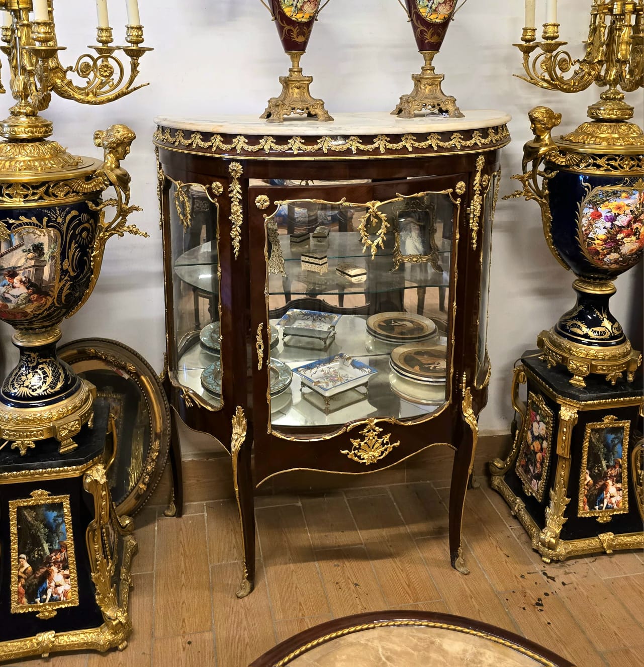 French Louis XV Display Cabinet with Marble Top – Solid Wood Vitrine with Gold Leaf Details