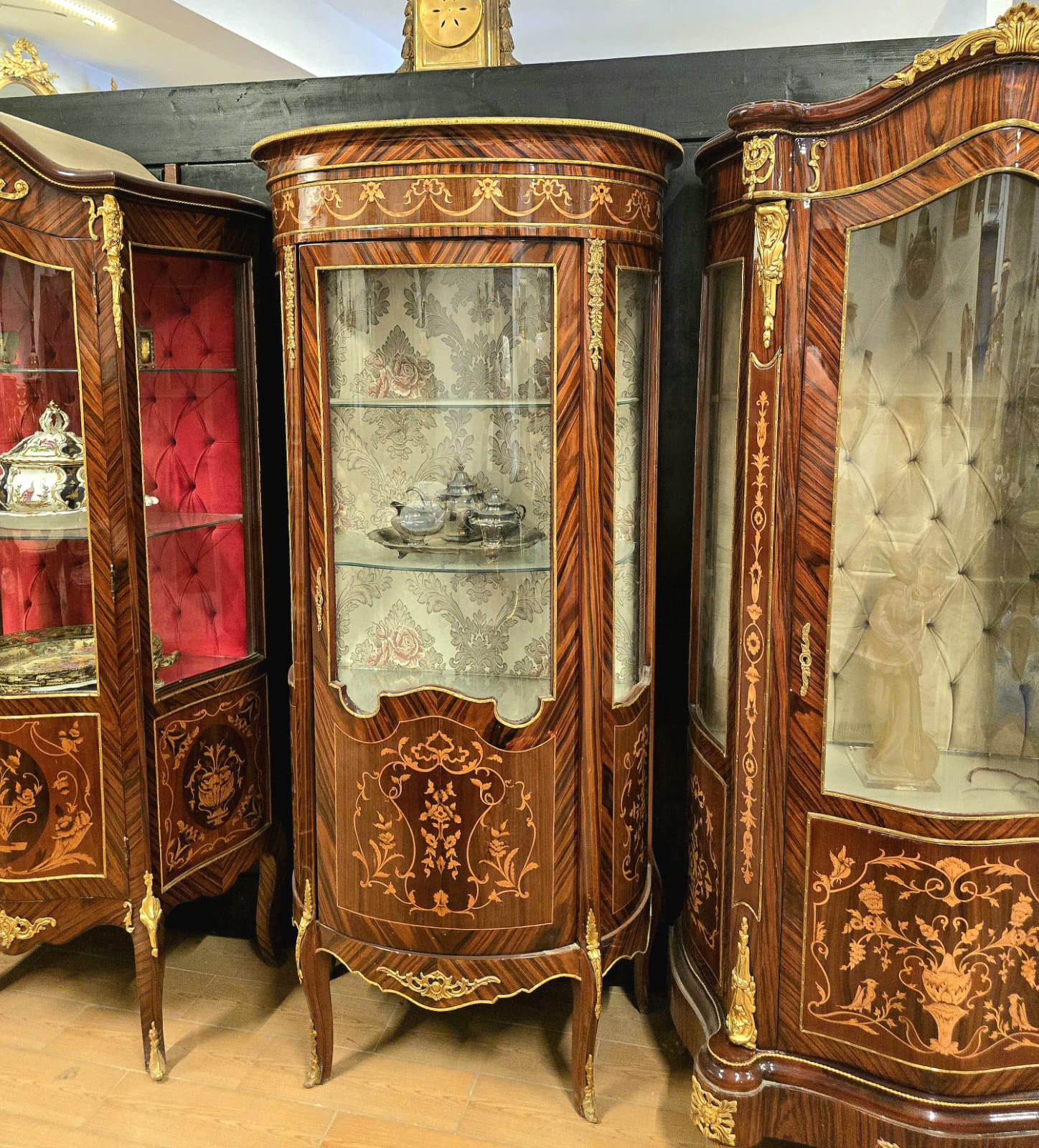 French Louis XV Style Display Cabinet – Solid Wood Vitrine with Marquetry Details & Gold Leaf