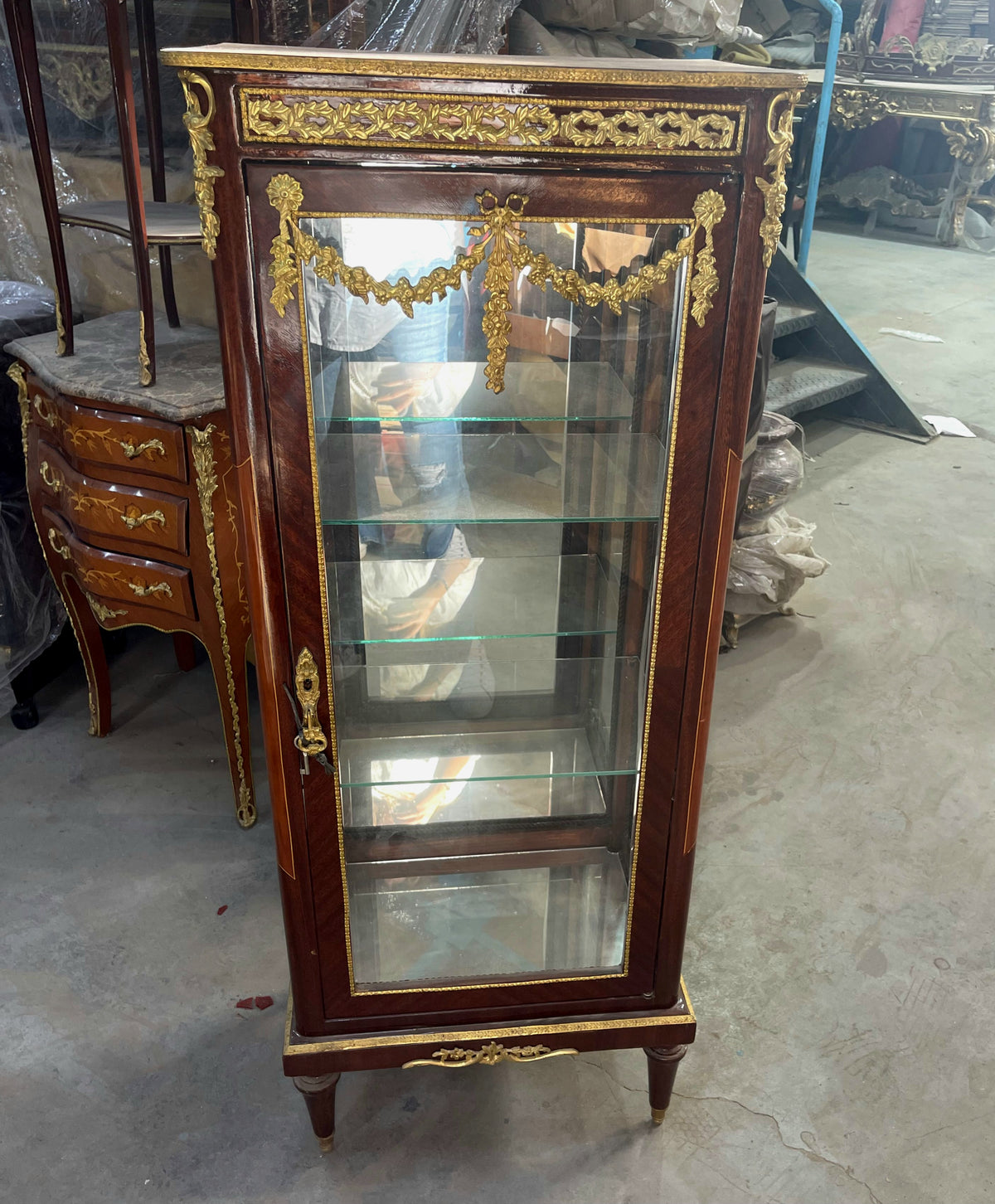 Grand French-Style Display Vitrine – Rich Wood Finish, Mirrored Interior, Glass Shelves & Ornate Gold Leaf Details