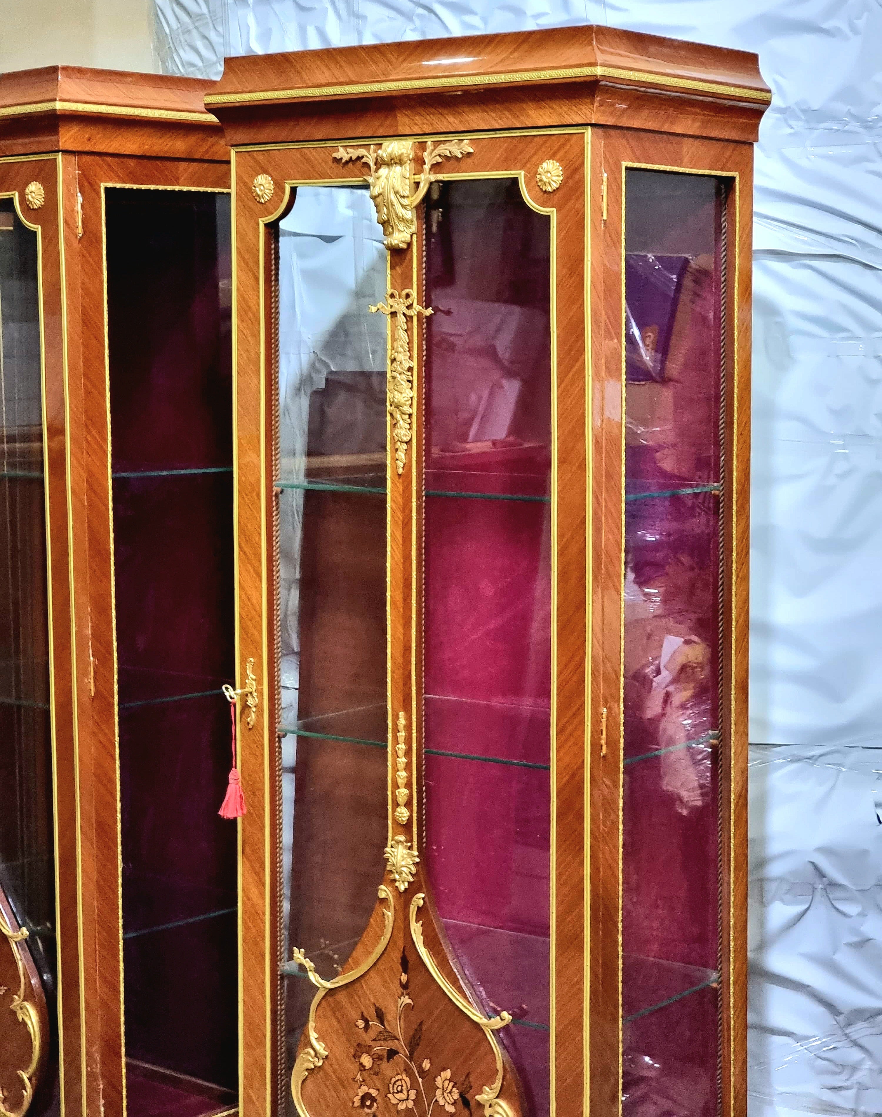 French Louis XVI Style Curio Display Cabinet – Marquetry Inlay, Glass Shelves & Gilt Bronze Accents