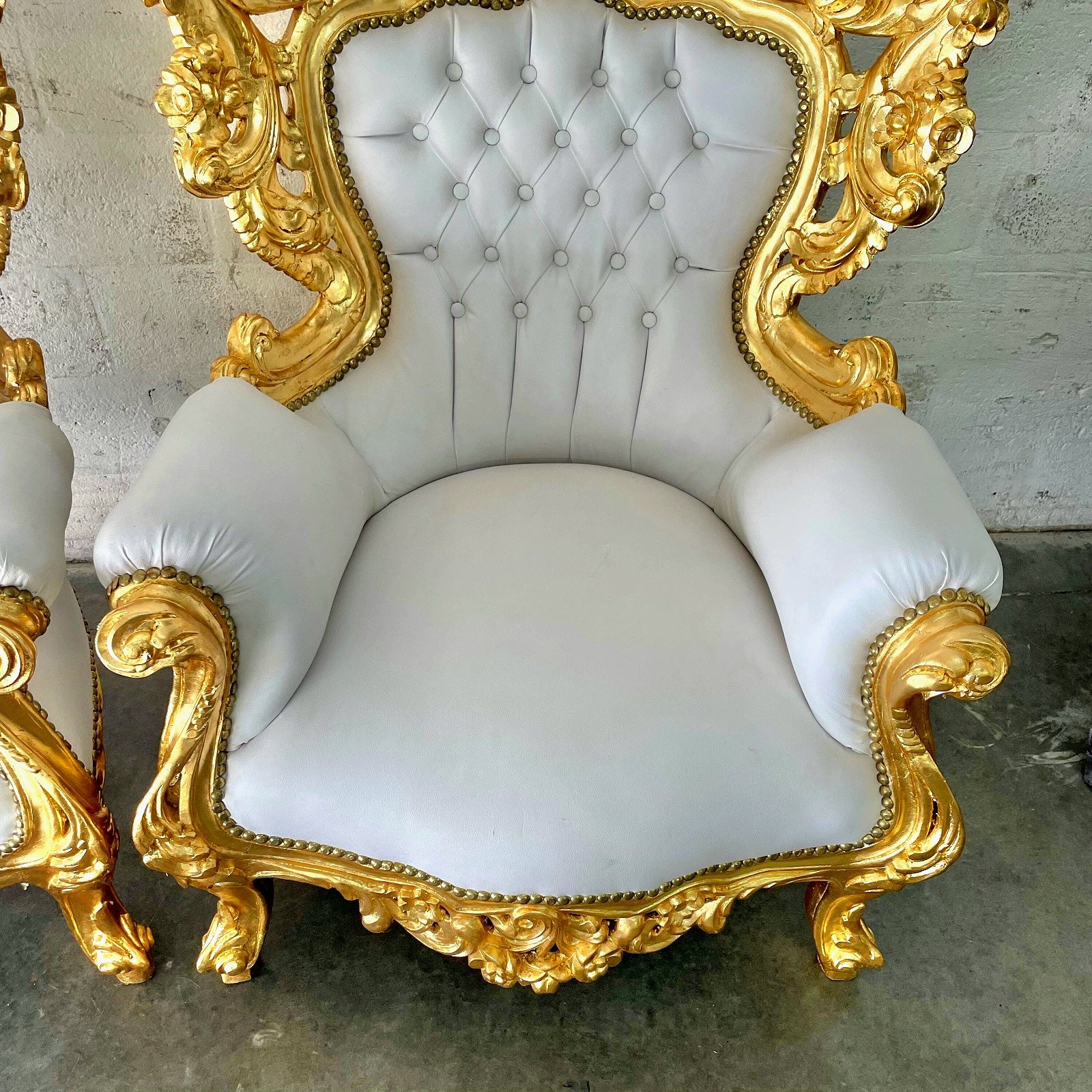 Baroque Throne Chair – White Leather Upholstery, Hand-Carved Solid Wood Frame with Gold Leaf Finish