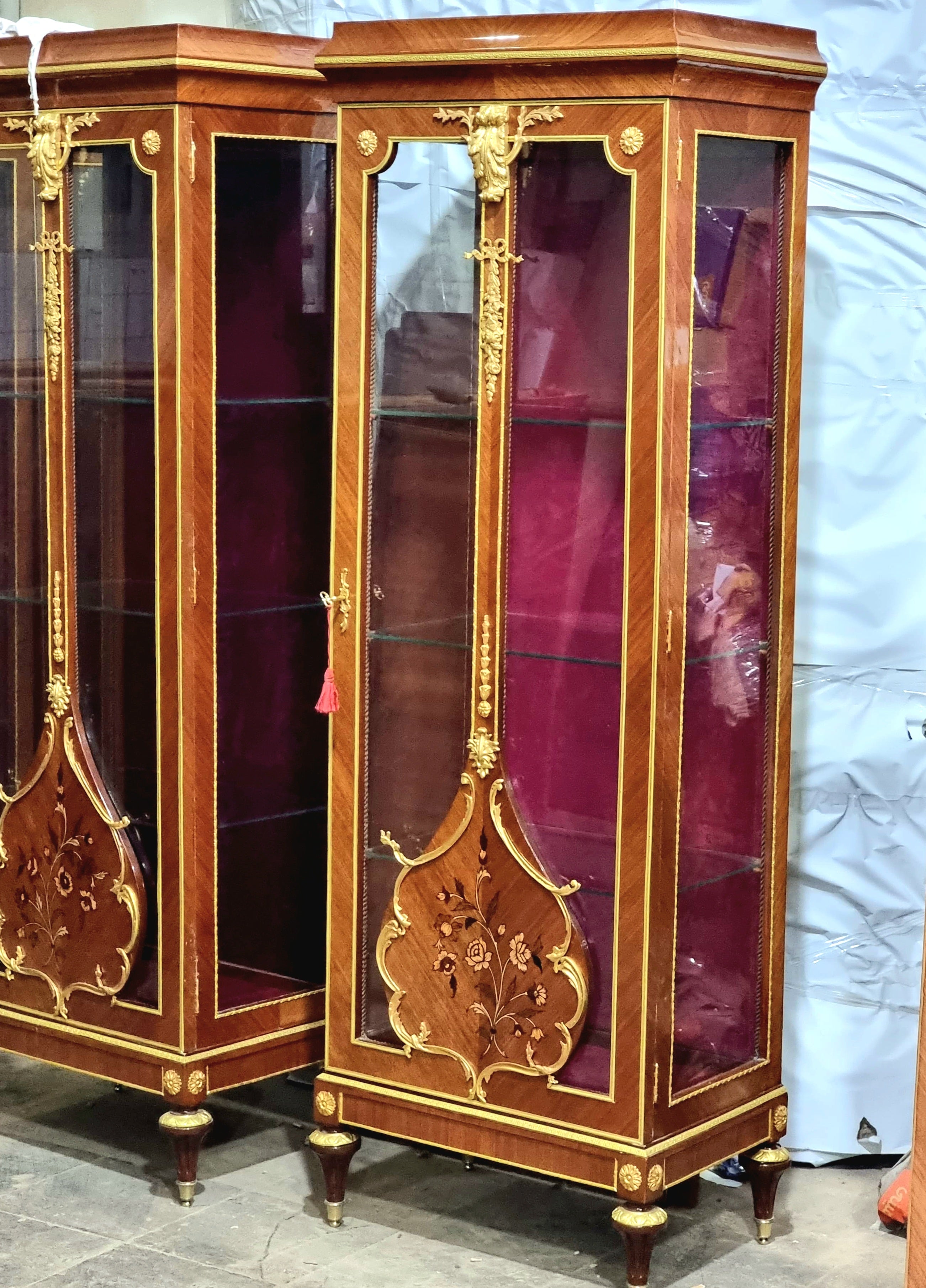 French Louis XVI Style Curio Display Cabinet – Marquetry Inlay, Glass Shelves & Gilt Bronze Accents