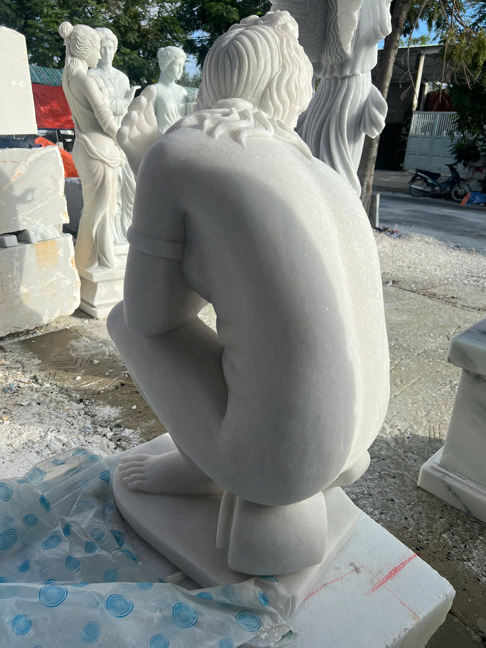 Crouching Venus – Classical Marble Goddess Sculpture