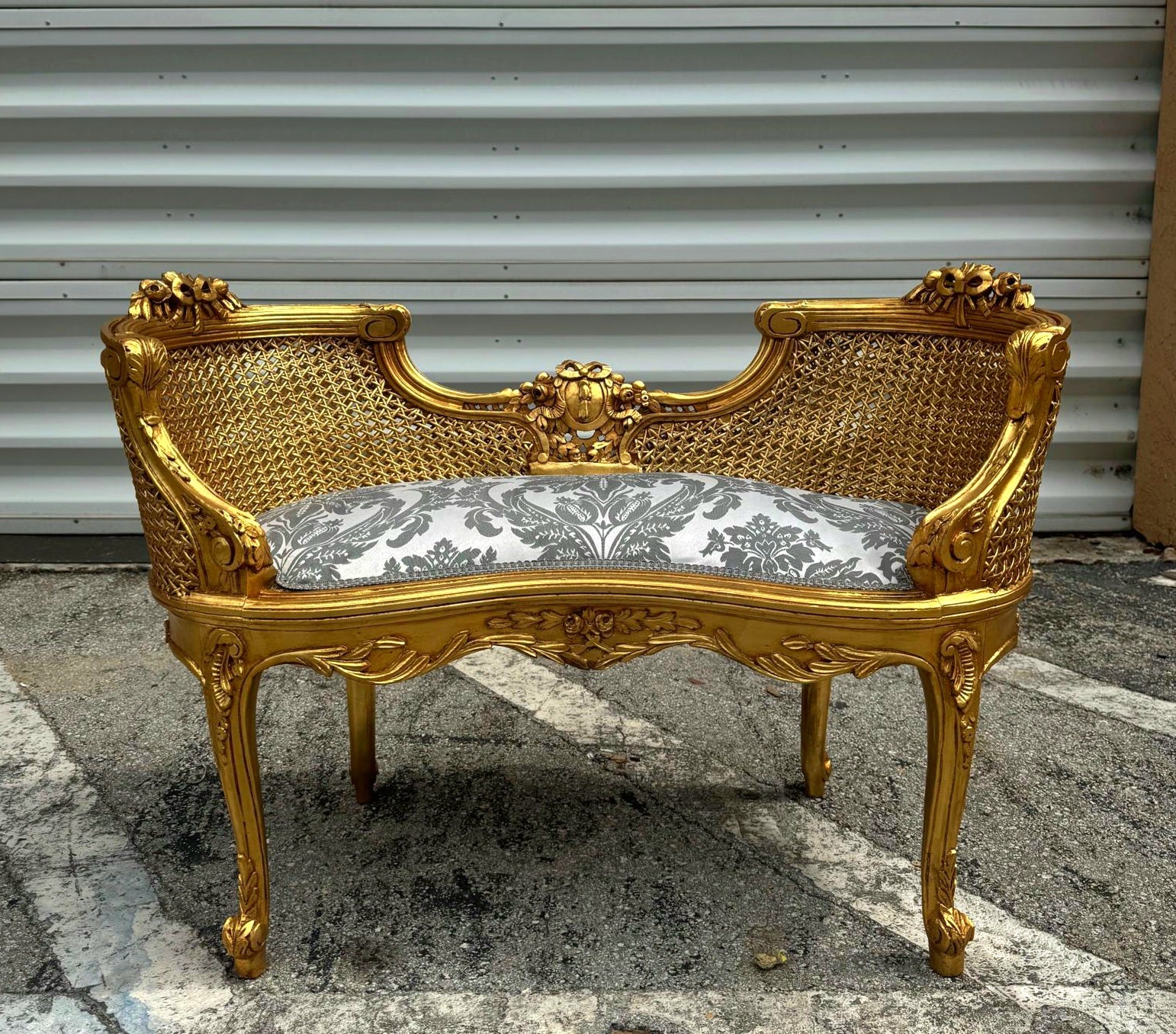 Bench White and Gray Damask French Style Gold Details Rococo Baroque Furniture