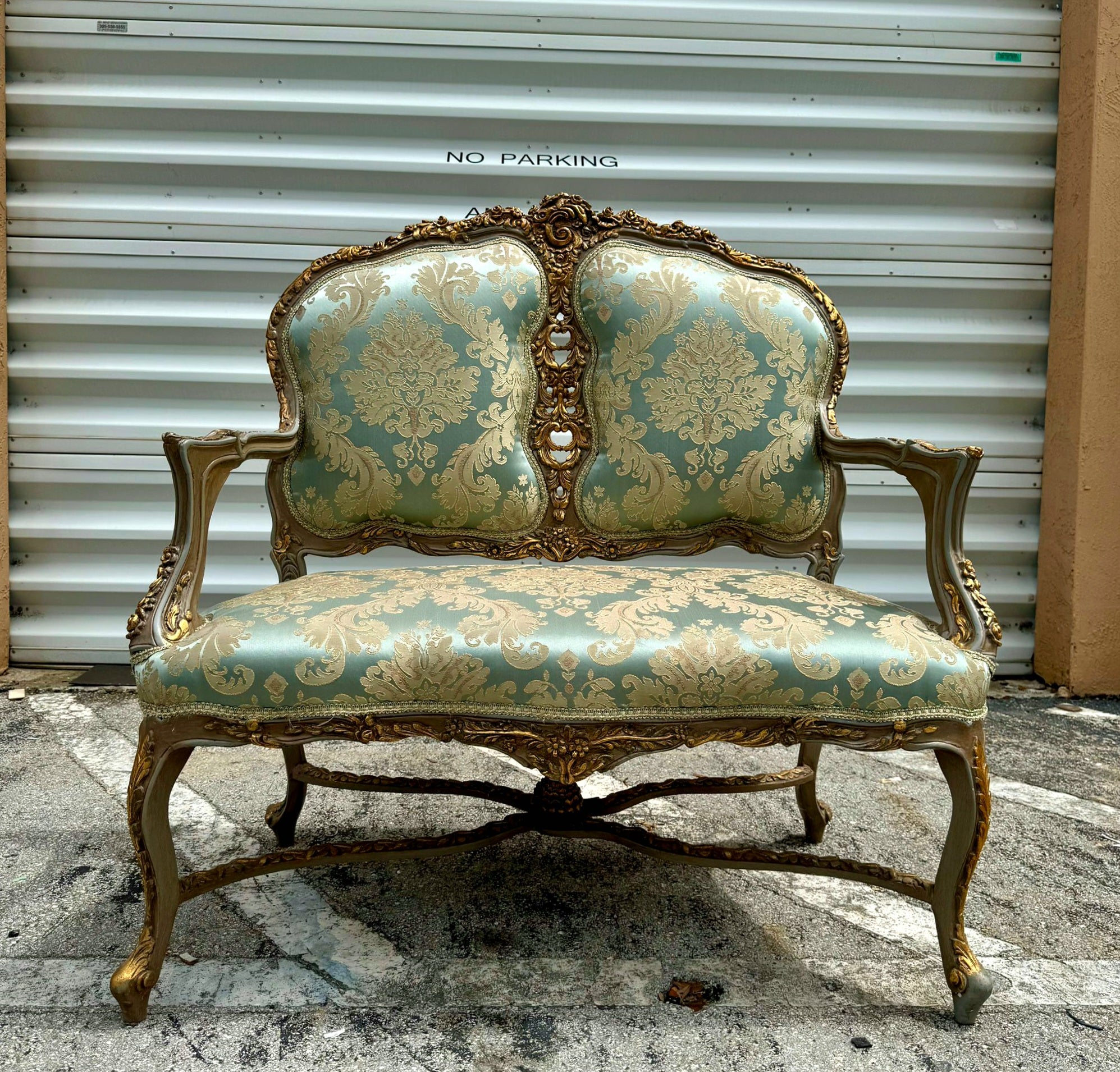 Baroque Style Hight-Back Settee Sky Blue Color and Gold Leaf Details Furniture