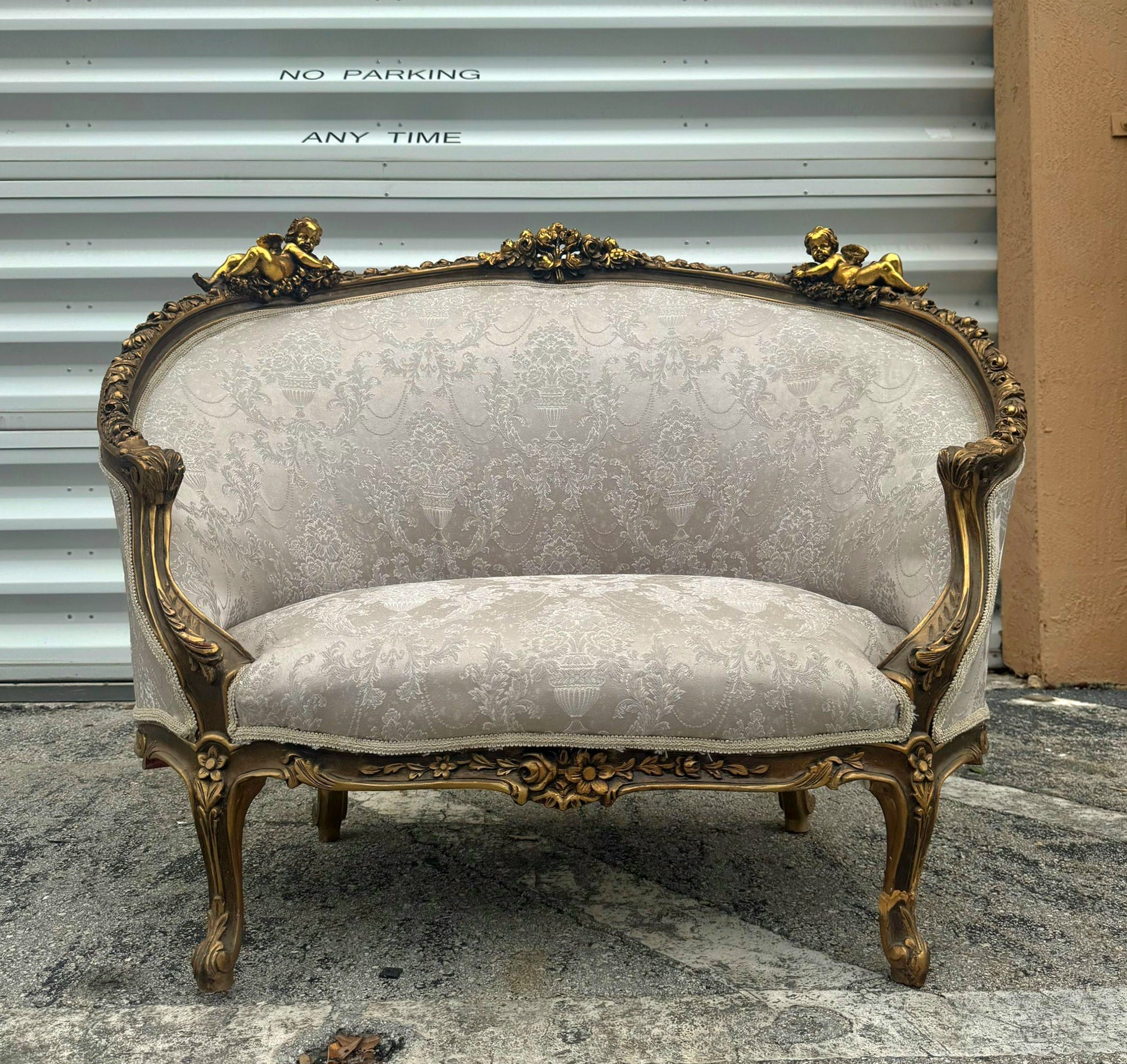 Romantic Sofa French Style White and Beige Damask Fabri Rococo Furniture