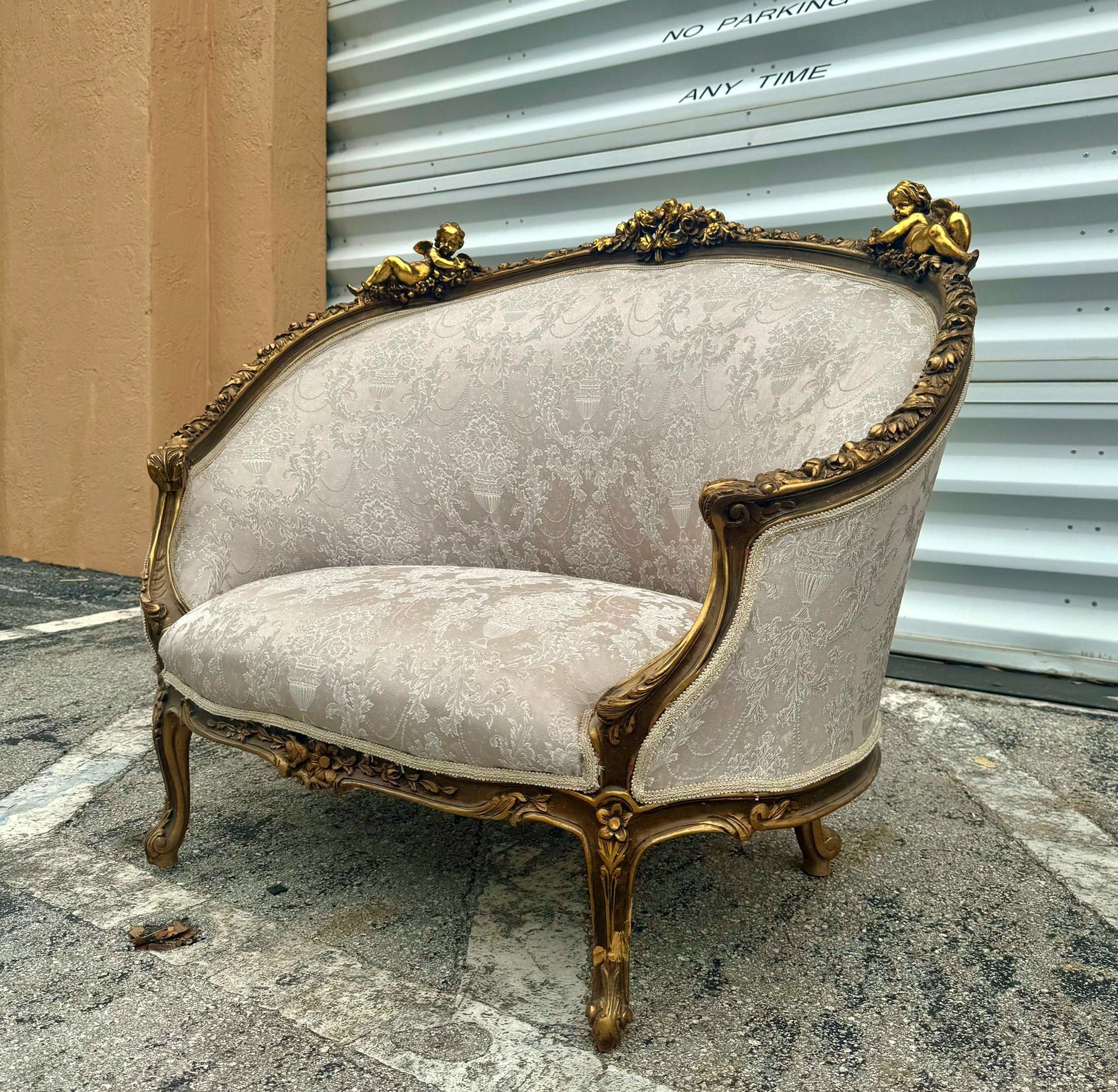 Romantic Sofa French Style White and Beige Damask Fabri Rococo Furniture