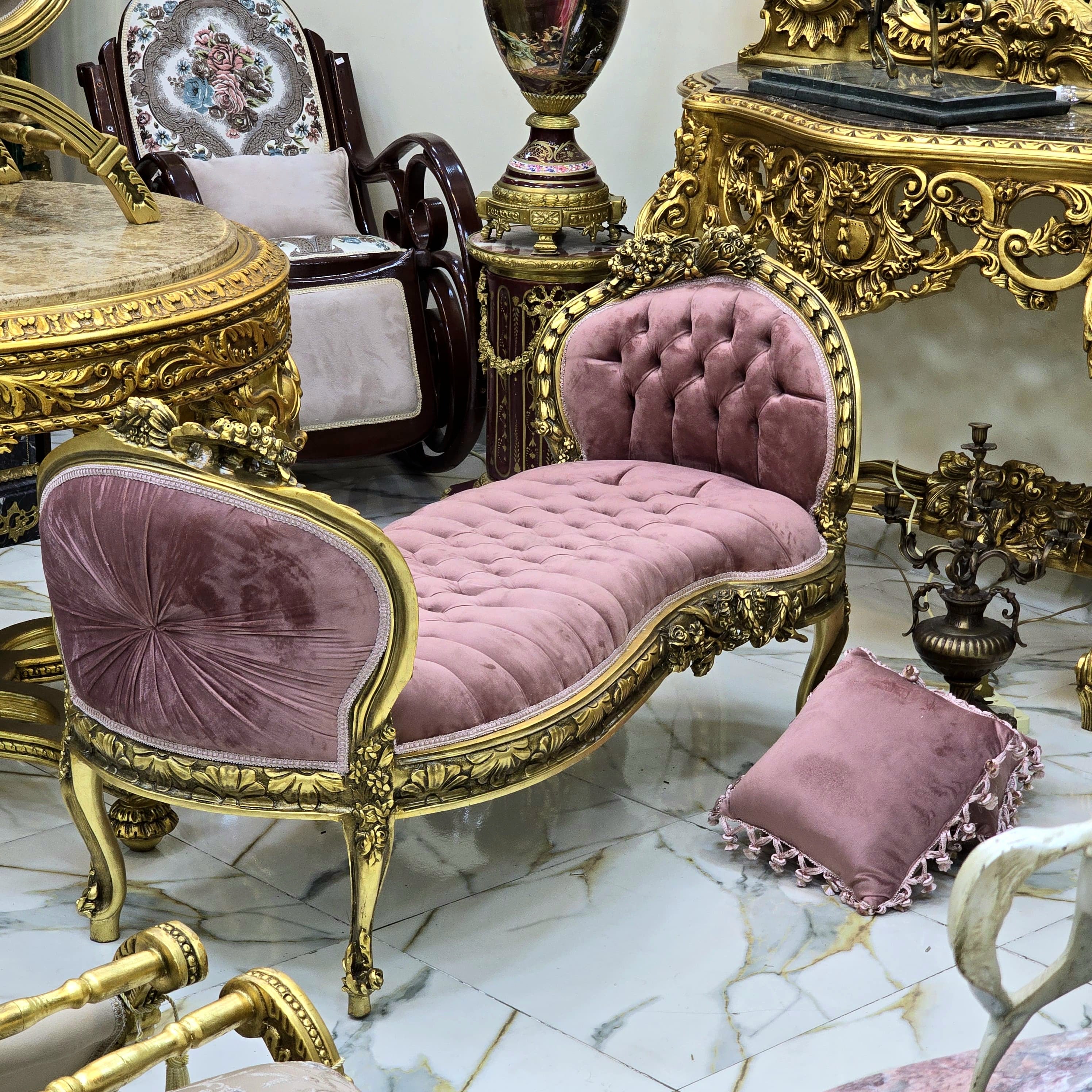 French Style Pink Velvet Bench – Tufted Upholstery with Gold Leaf Details
