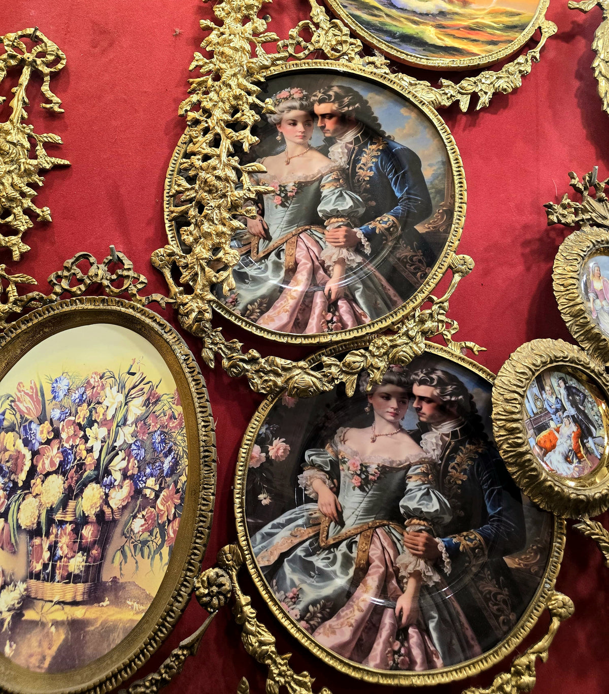 A Royal Romance – Pair of French-Style Porcelain Decorative Plates with Romantic Couple Artwork & Gilded Frames