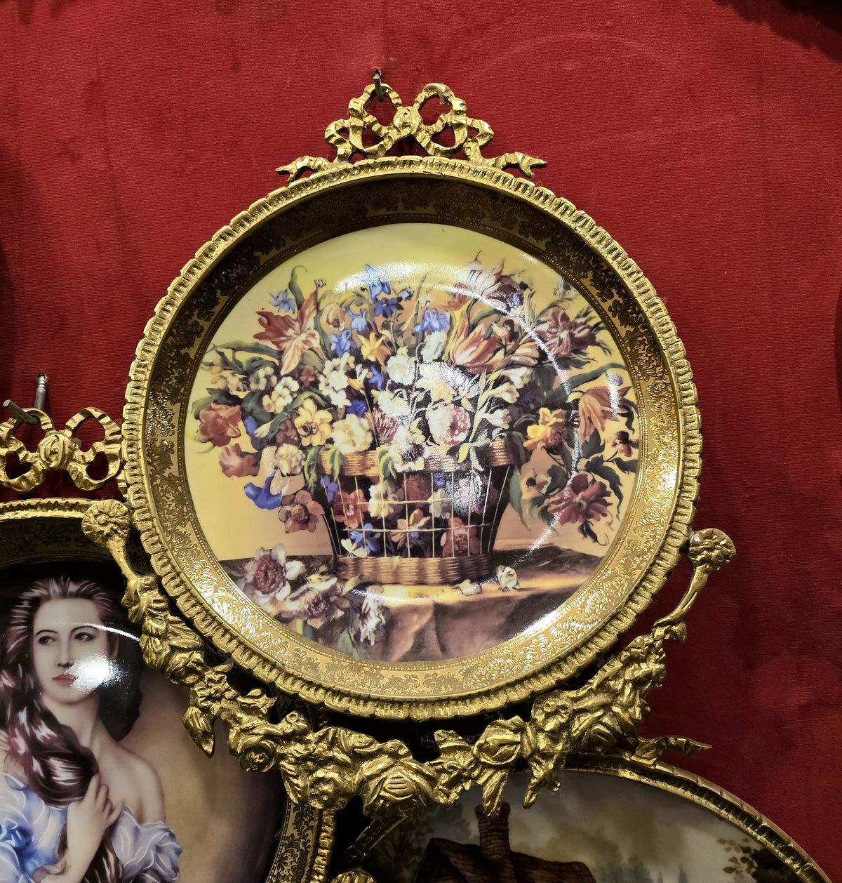 A Golden Bloom – French-Inspired Round Wall Art with Romantic Rose Imagery & an Ornate Gilded Frame