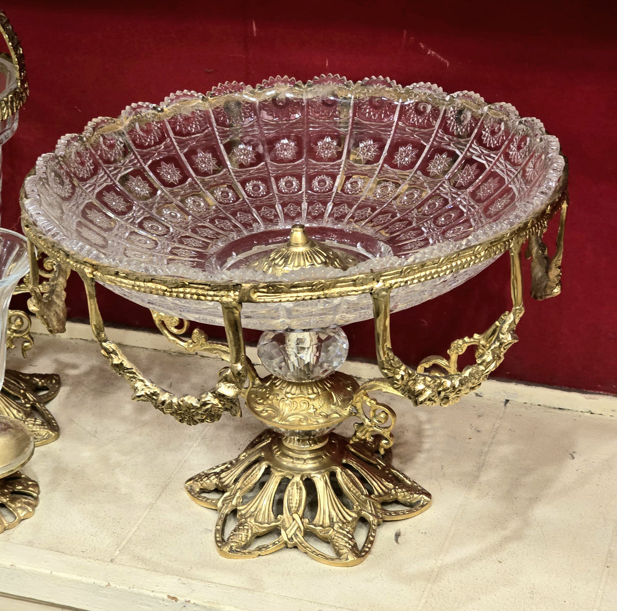The Gilded Crystal Crown – French-Inspired Cut Crystal Centerpiece with Ornate Gold Brass Pedestal