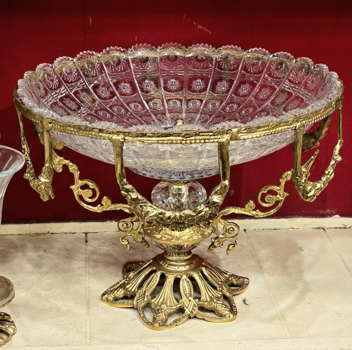 The Gilded Crystal Crown – French-Inspired Cut Crystal Centerpiece with Ornate Gold Brass Pedestal