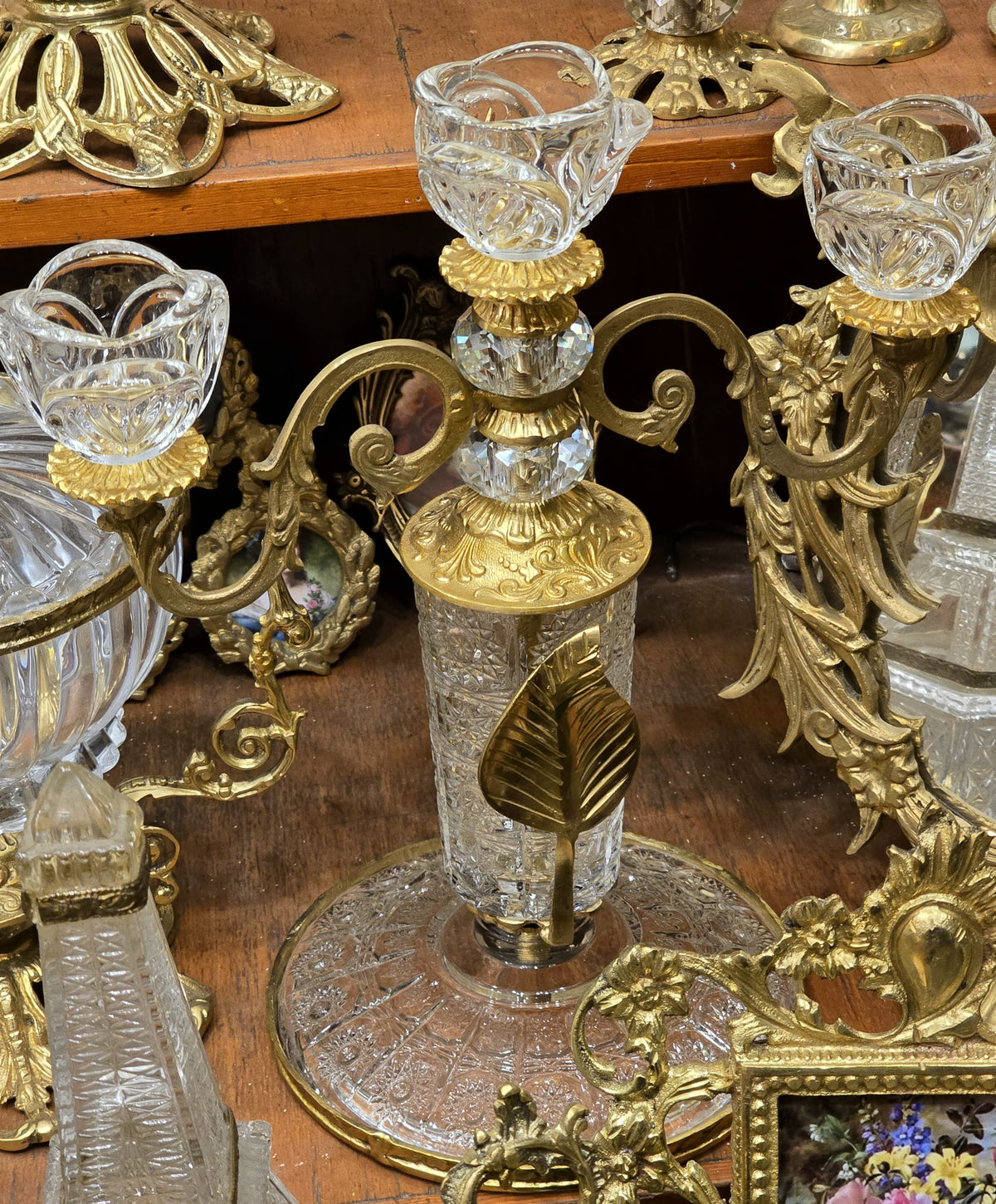 Crystal Blossom Elegance – French-Inspired Gilded Crystal Centerpiece with Ornate Gold Leaf Details