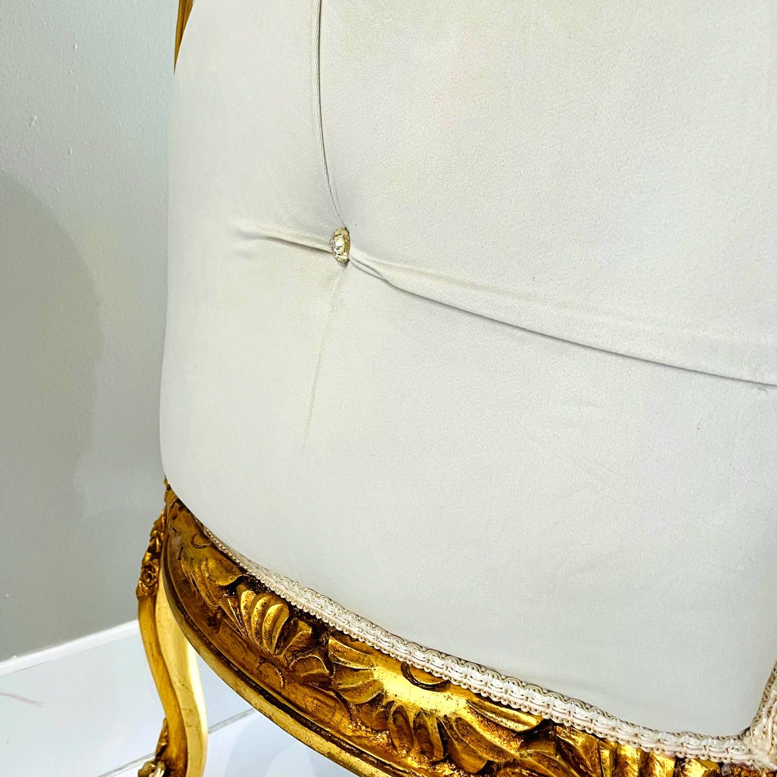Antique French Marquis Tufted Bench – White Velvet Upholstery with Gold Leaf Details