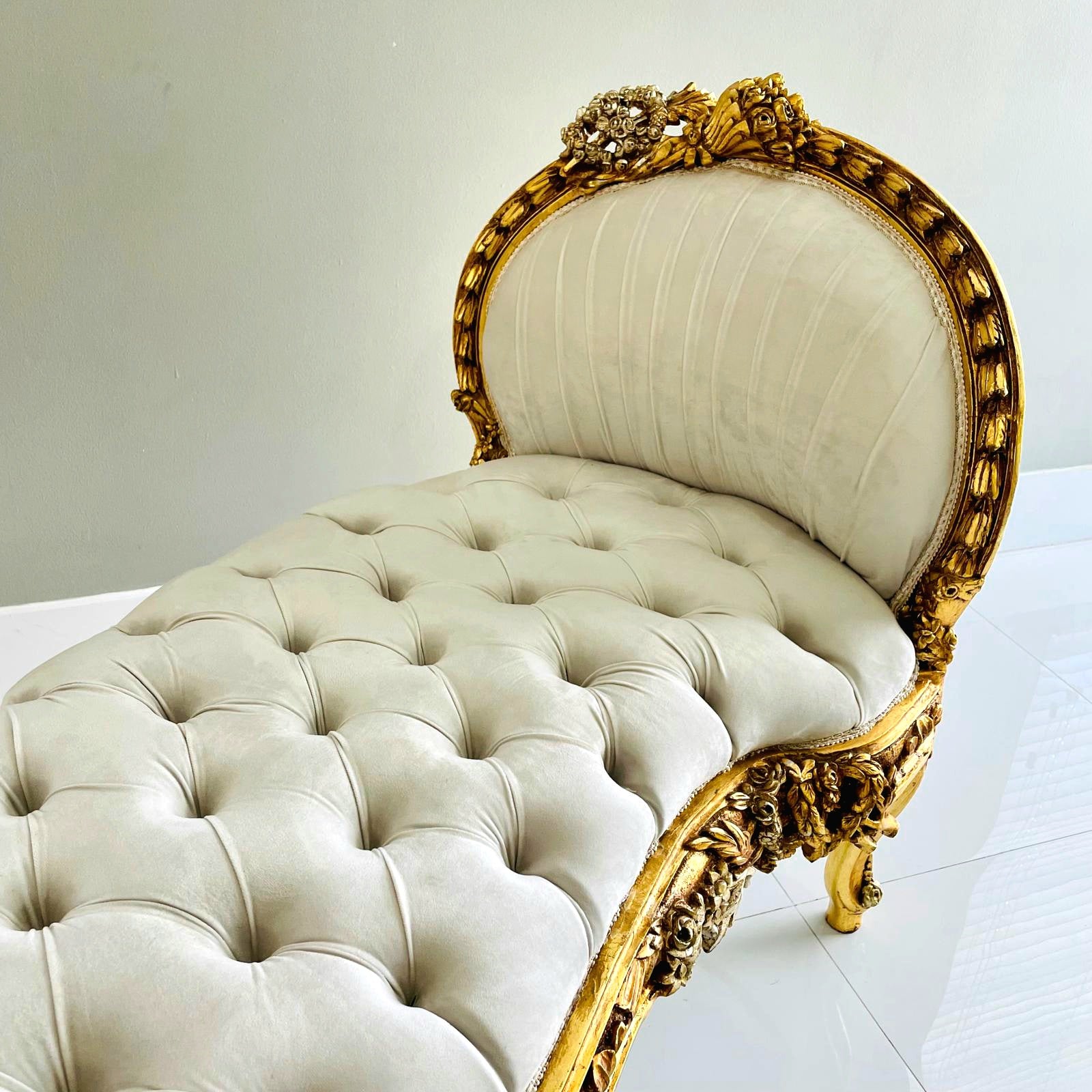 Antique French Marquis Tufted Bench – White Velvet Upholstery with Gold Leaf Details