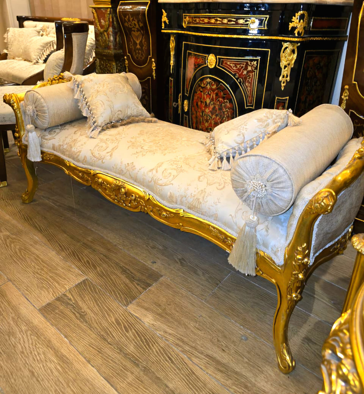 French-Style Gold Leaf Lounge Chaise – White Damask Upholstery with Four Decorative Cushions