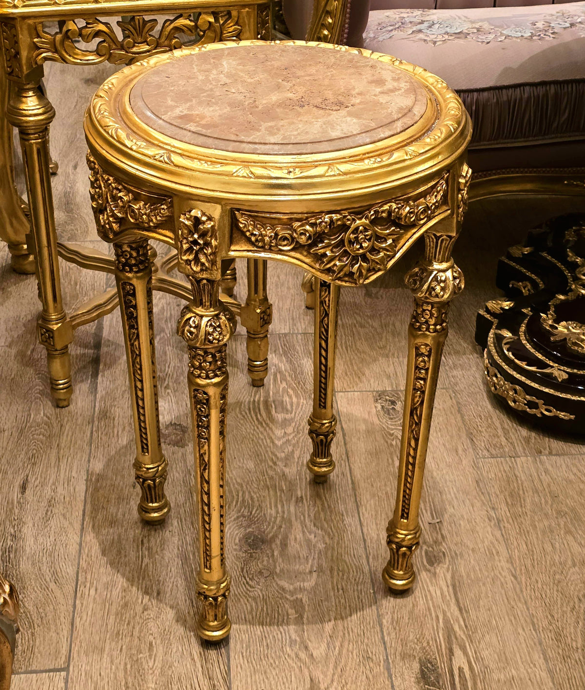 Italian Neoclassical Accent Table – Beige Marble Top with Intricate Gilded Ornamentation