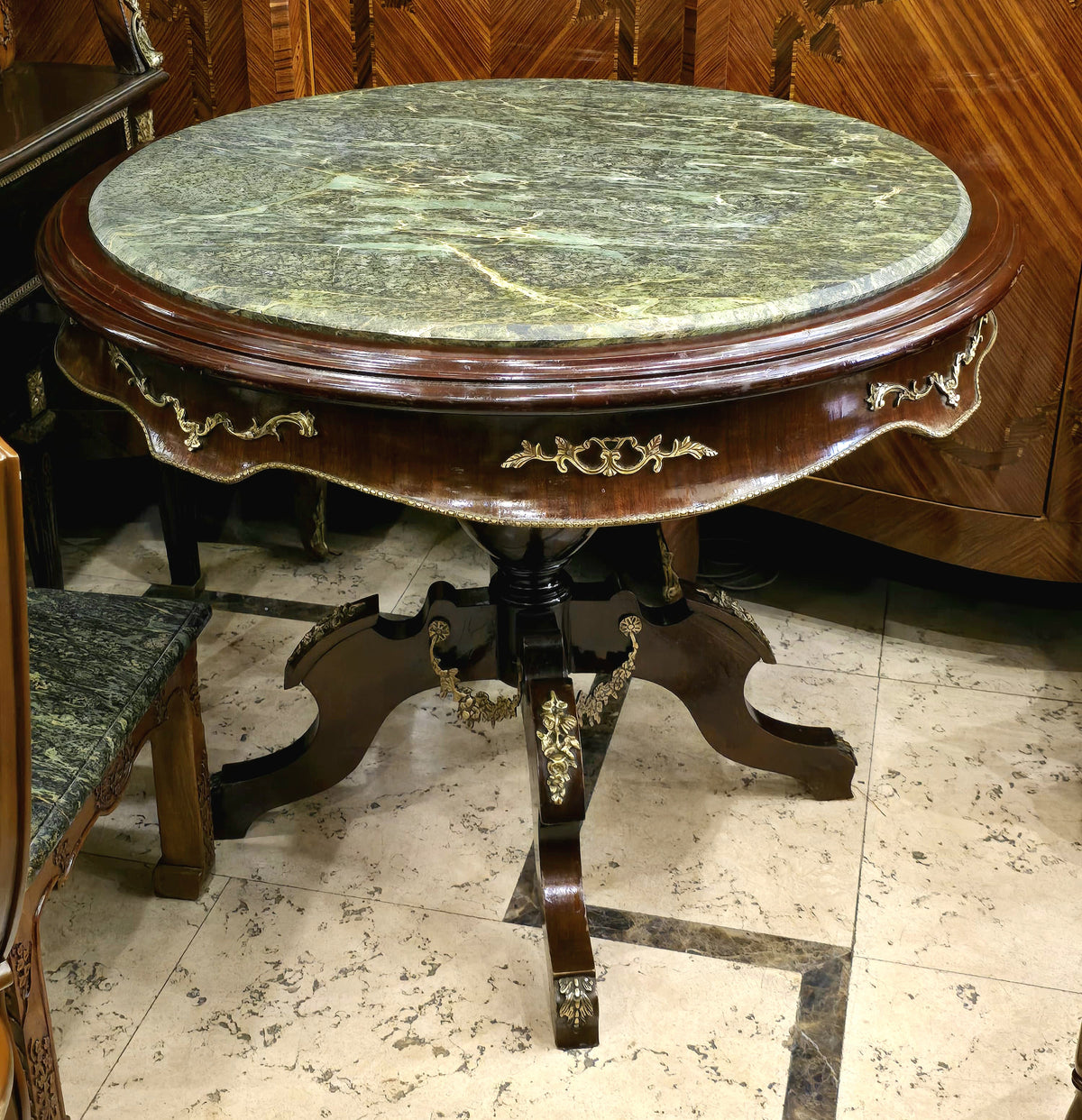 French Neoclassical Round Side Table – Marble Top with Carved Wood & Gilded Accents