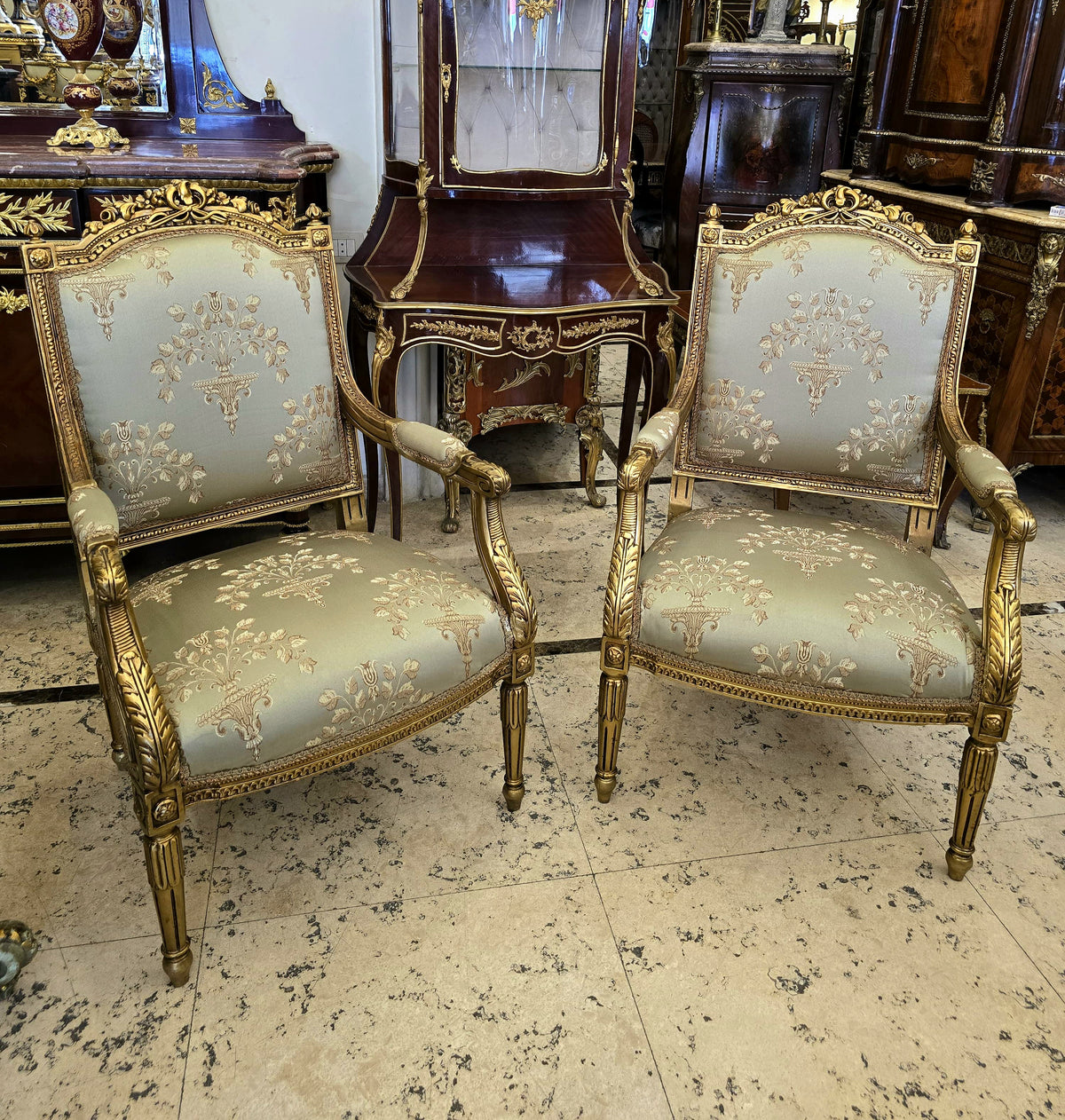 French Louis XVI-Inspired Armchair – Beige Damask Upholstery with Ornate Gold Leaf Frame