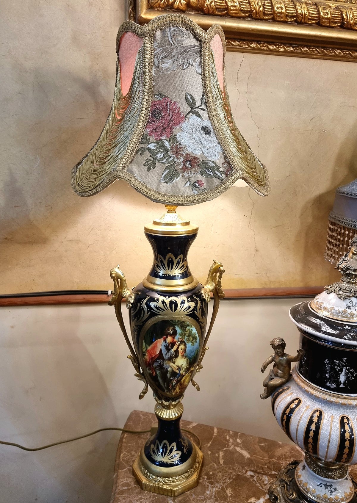 French-Style Cobalt Blue Porcelain Table Lamp – Romantic Scenic Artwork, Gilded Bronze Accents & Floral Fabric Shade