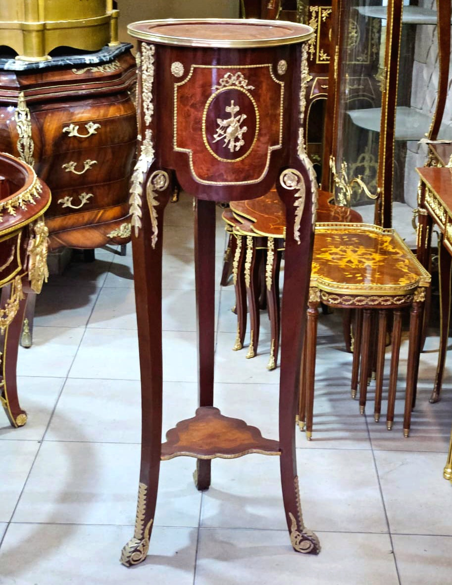 French-Style Wood Side Table – Petite Gilded Accent Table with Ornate Gold Leaf Details