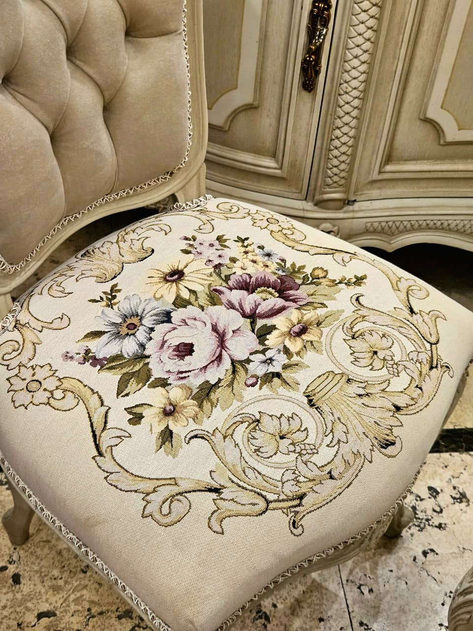 French-Style Off-White Velvet Chair – Tufted Back, Floral Seat & Carved White Frame