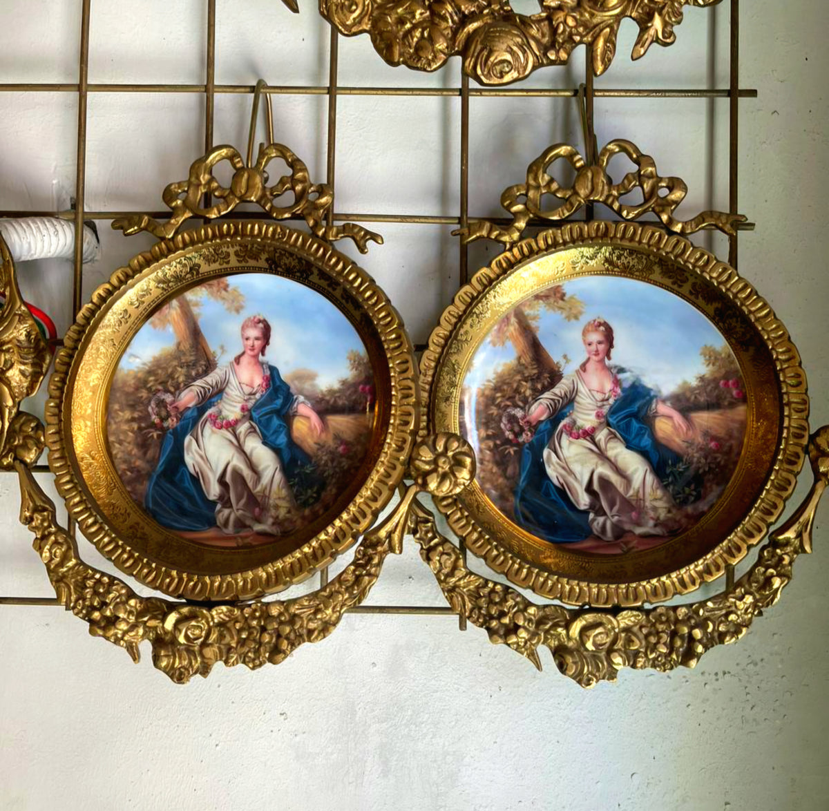Ornate French-Style Round Wall Art – Elegant Woman Portrait with Gilded Gold Leaf Frame