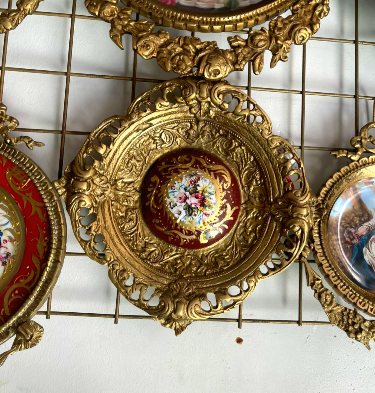 French-Inspired Gilded Wall Plaque – Ornate Frame with Decorative Central Medallion
