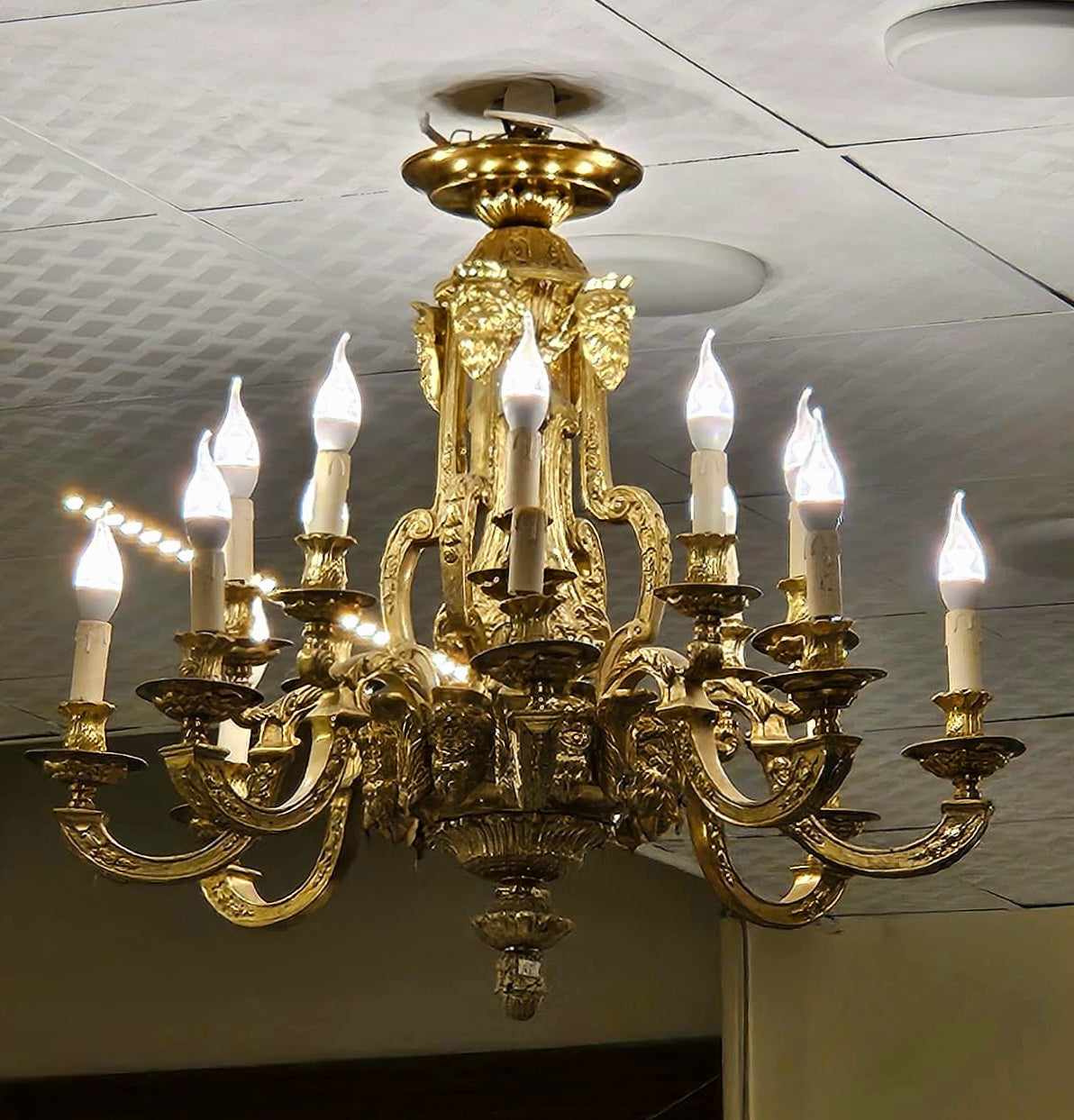 French-Inspired 10-Light Chandelier – Ornate Gilded Bronze Frame with Rococo Detailing