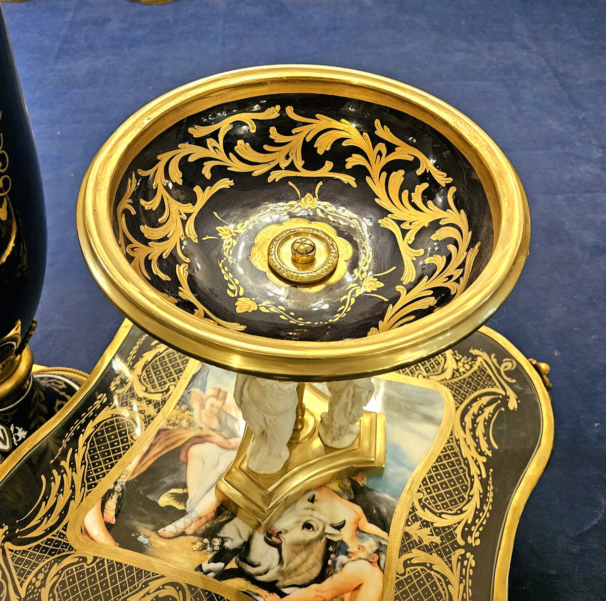 French-Style Decorative Centerpiece – Black & Gold Porcelain Tray with Sculptural Figures