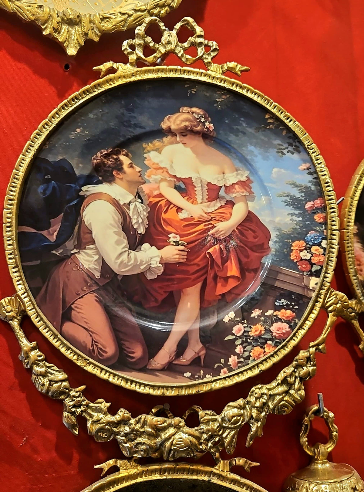 French-Style Romantic Wall Plaque – Elegant Couple Scene with Ornate Gold Leaf Frame