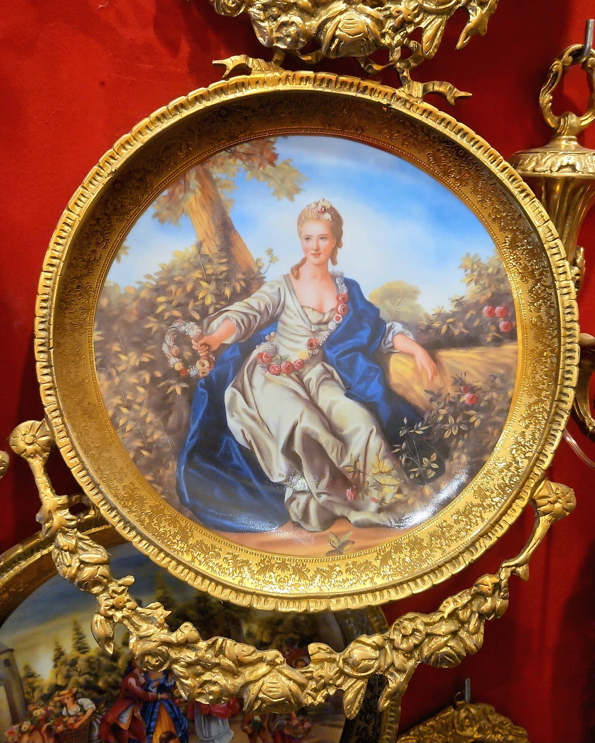 French-Style Round Wall Decor – Elegant Woman Portrait with Ornate Gold Leaf Frame