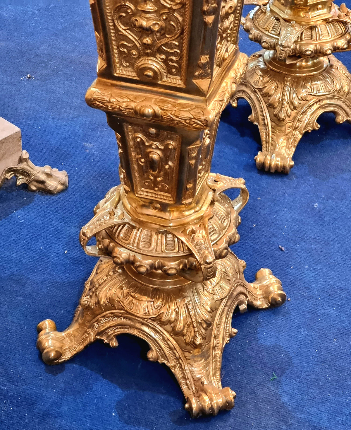 Ornate French-Style Pedestal Stand – Heavy Gold Leaf Finish with Sculpted Decorative Details