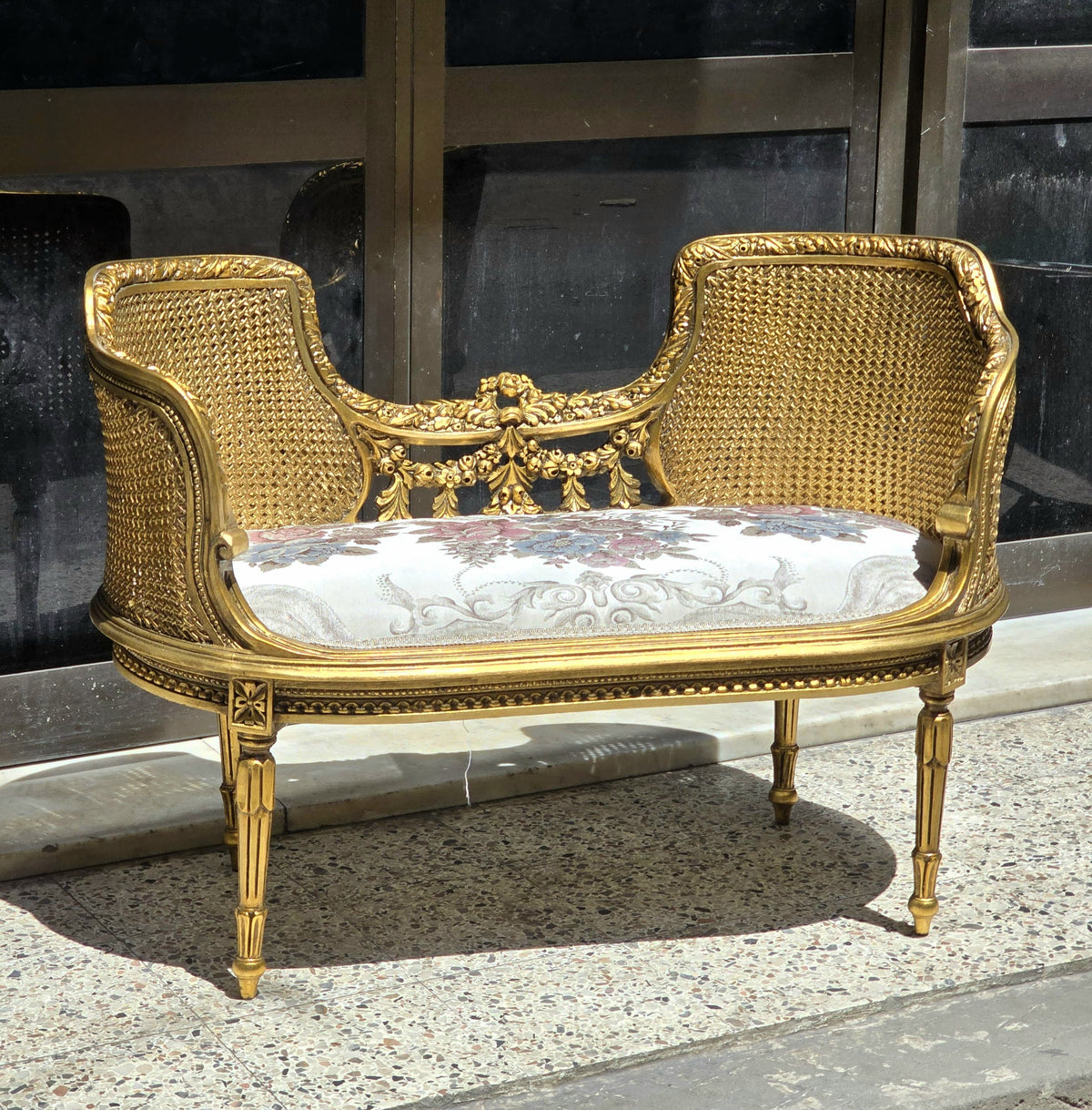 French Style Upholstered Bench – White Damask Fabric with Ornate Gold Leaf Frame