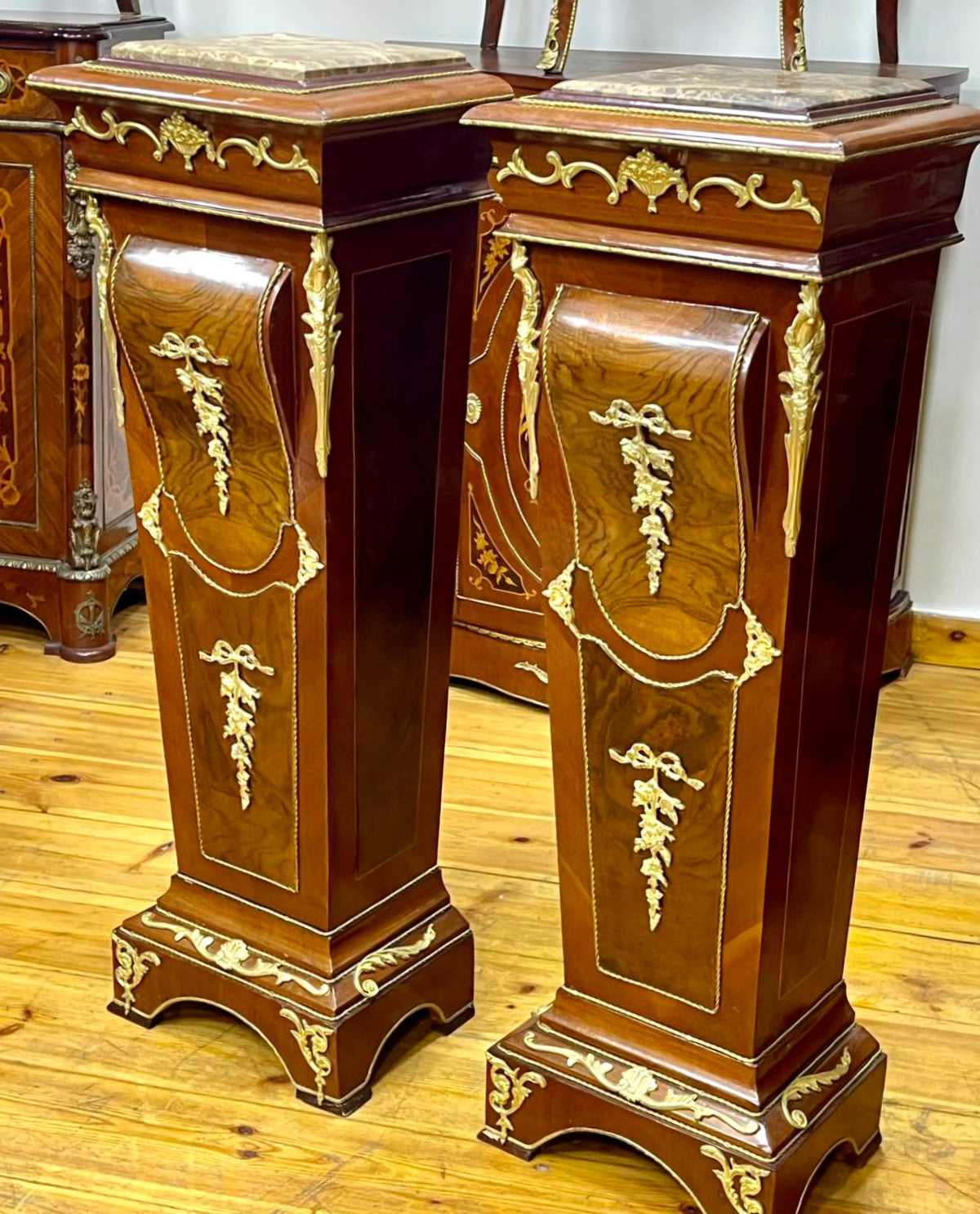 Gilded Neoclassical Display Pedestal – Ornate Wood Column with Marble Accents
