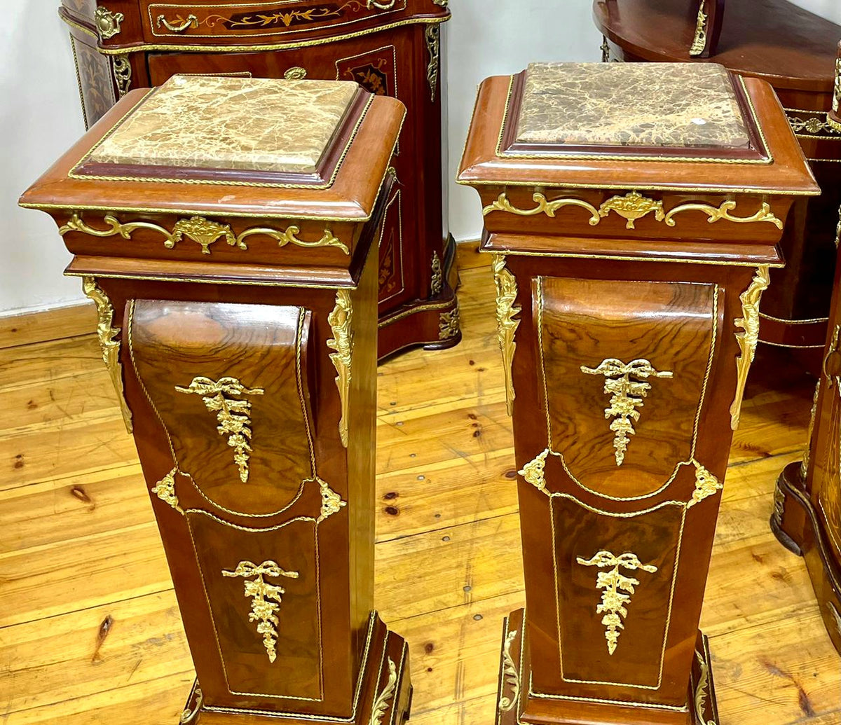 Gilded Neoclassical Display Pedestal – Ornate Wood Column with Marble Accents