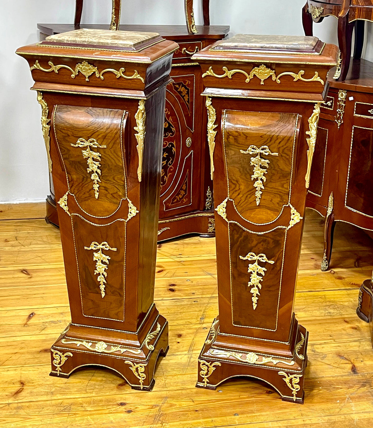 Gilded Neoclassical Display Pedestal – Ornate Wood Column with Marble Accents