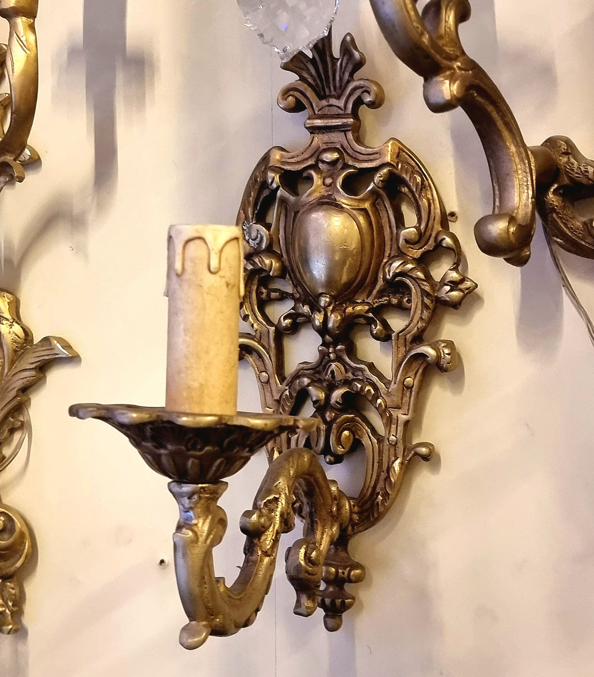 Ornate Gilded Bronze Single-Arm Wall Sconce with Scrolling Foliate Details and Decorative Central Medallion